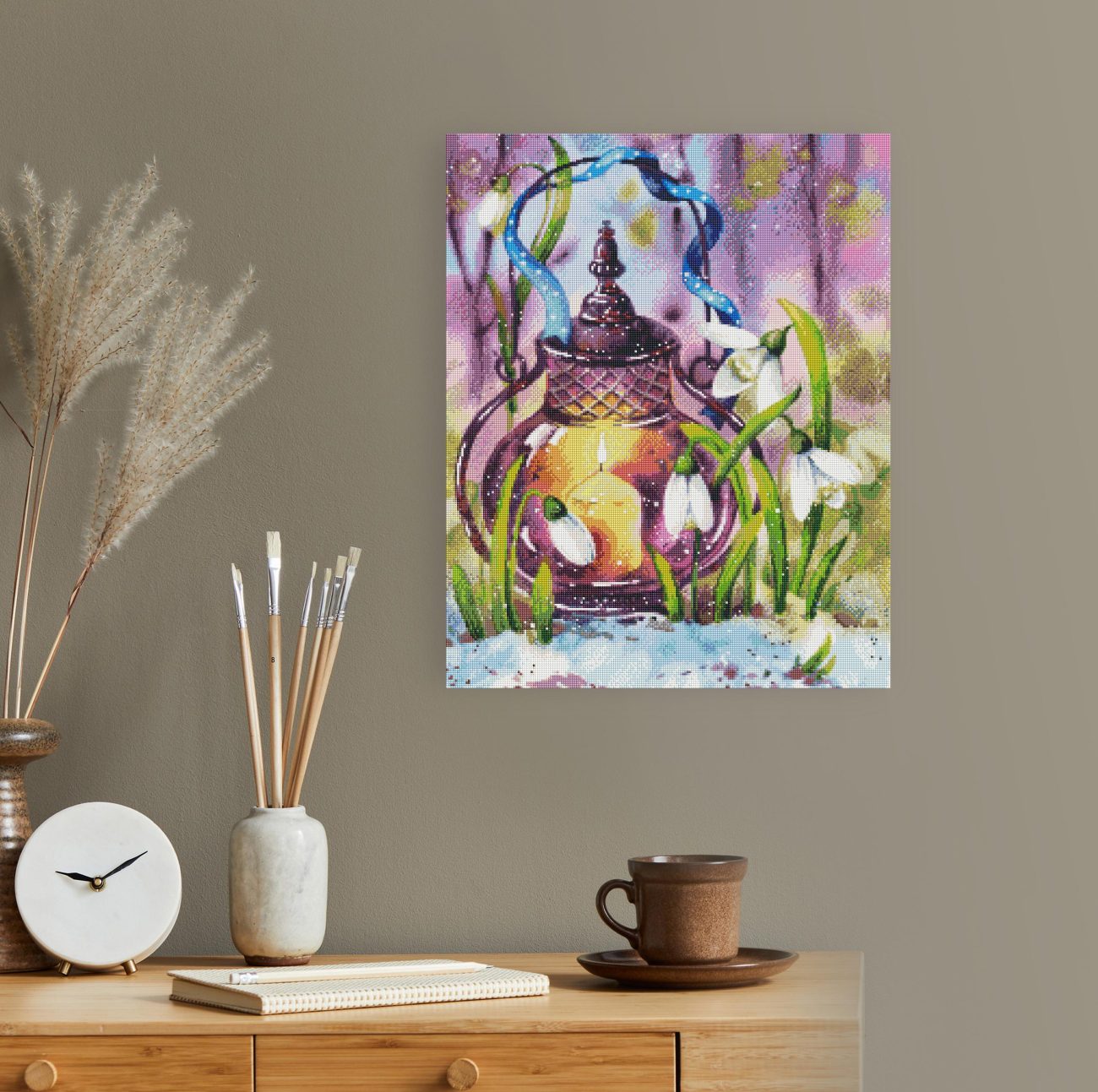 Winterliches Diamond Painting mit leuchtender Laterne und Schneeglöckchen als stimmungsvolle Wanddekoration