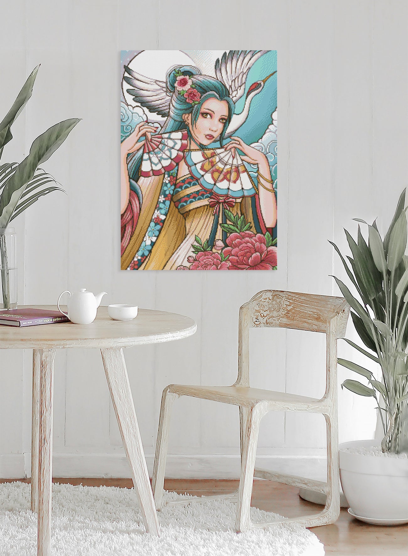 Asiatisch inspiriertes Diamond Painting mit Schönheit im Kimono, Blumen im Haar, Fächern, Vollmond und Kranich als elegante Wanddekoration