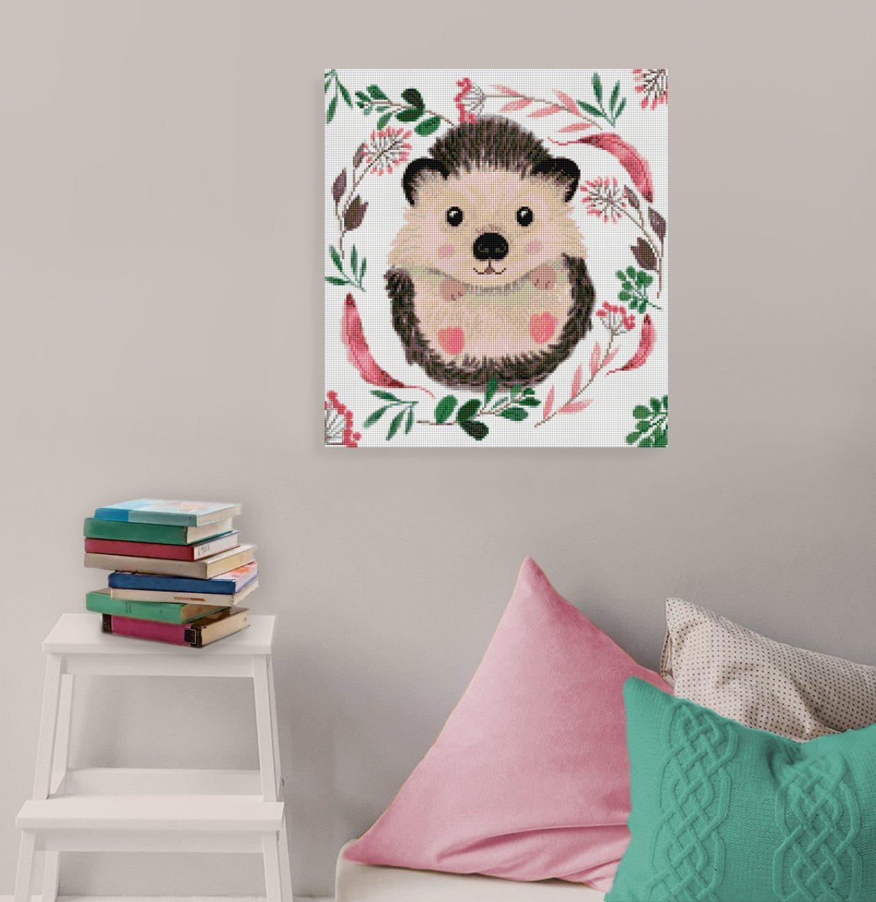 Niedliches Diamond Painting mit Igel, Blüten und Beeren als charmante Naturdekoration für dein Zuhause