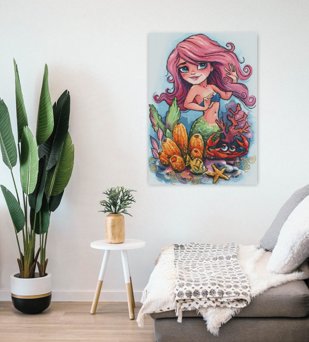 Fantasievolles Diamond Painting mit kleiner Meerjungfrau und Krabbe zwischen Korallen, Fischen und Seestern als zauberhafte Wanddekoration