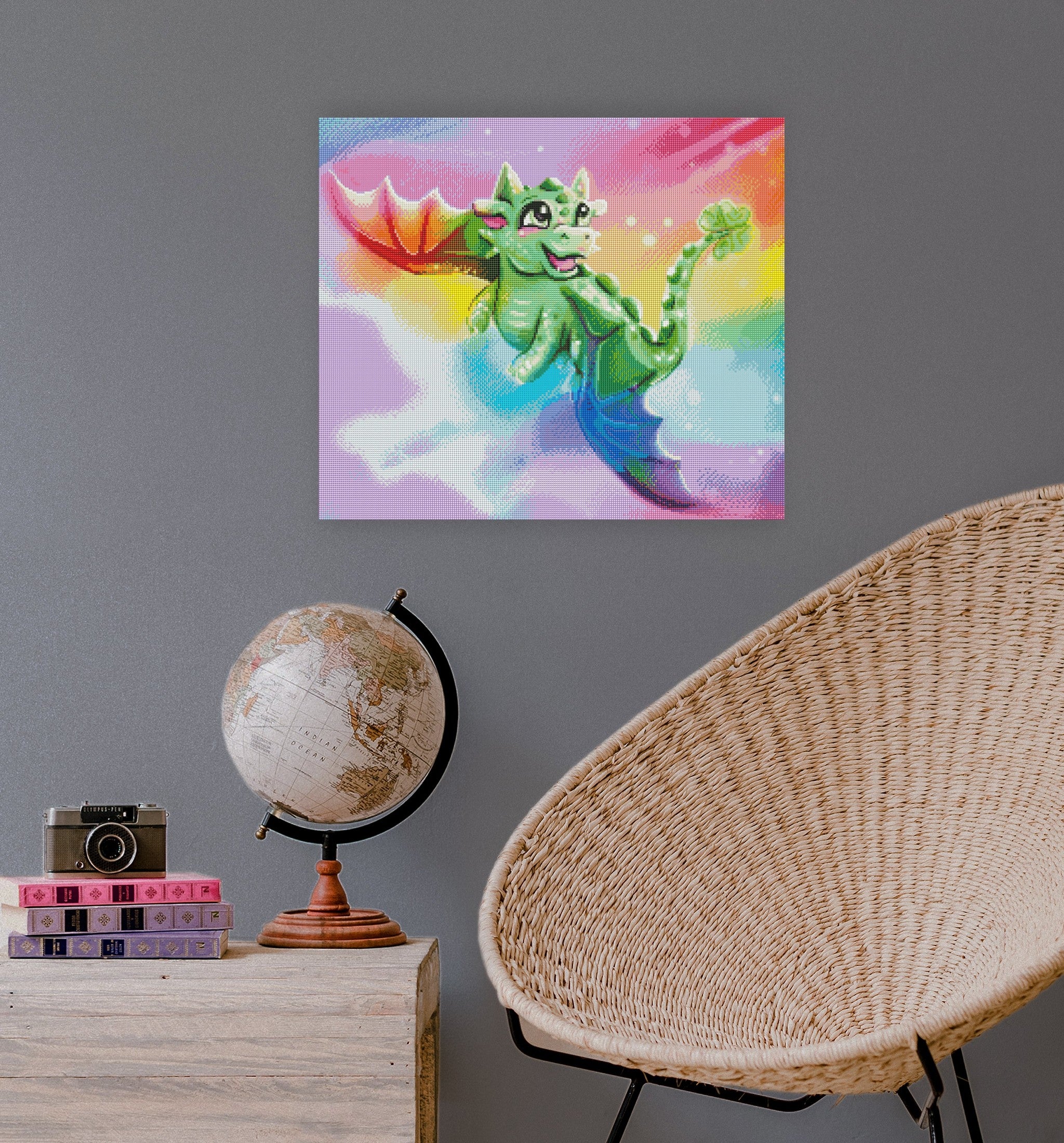Farbenfrohes Diamond Painting mit lächelndem Regenbogendrachen als magische Fantasy Wanddekoration