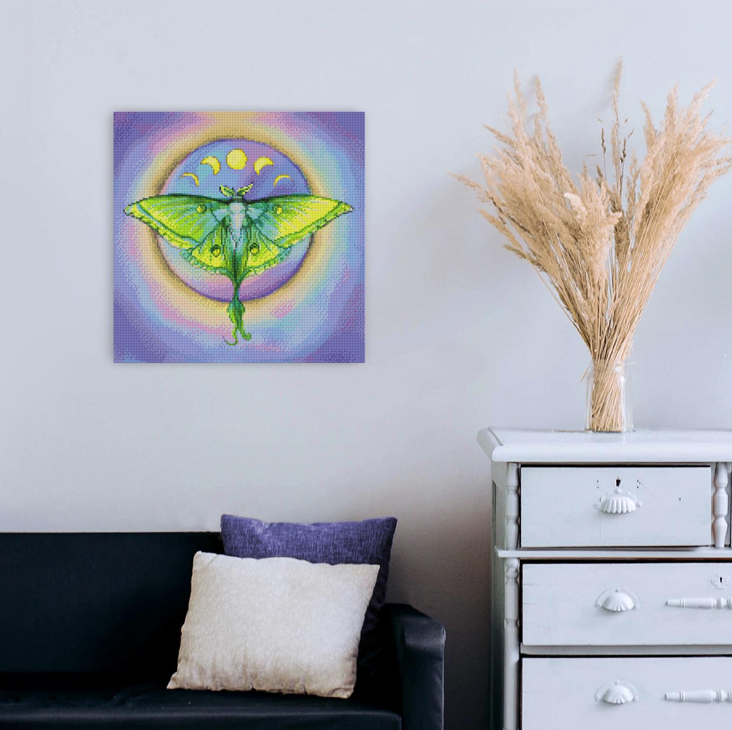 Elegantes Diamond Painting mit leuchtendem Luna Nachtfalter und Mondphasen als Natur Wanddekoration