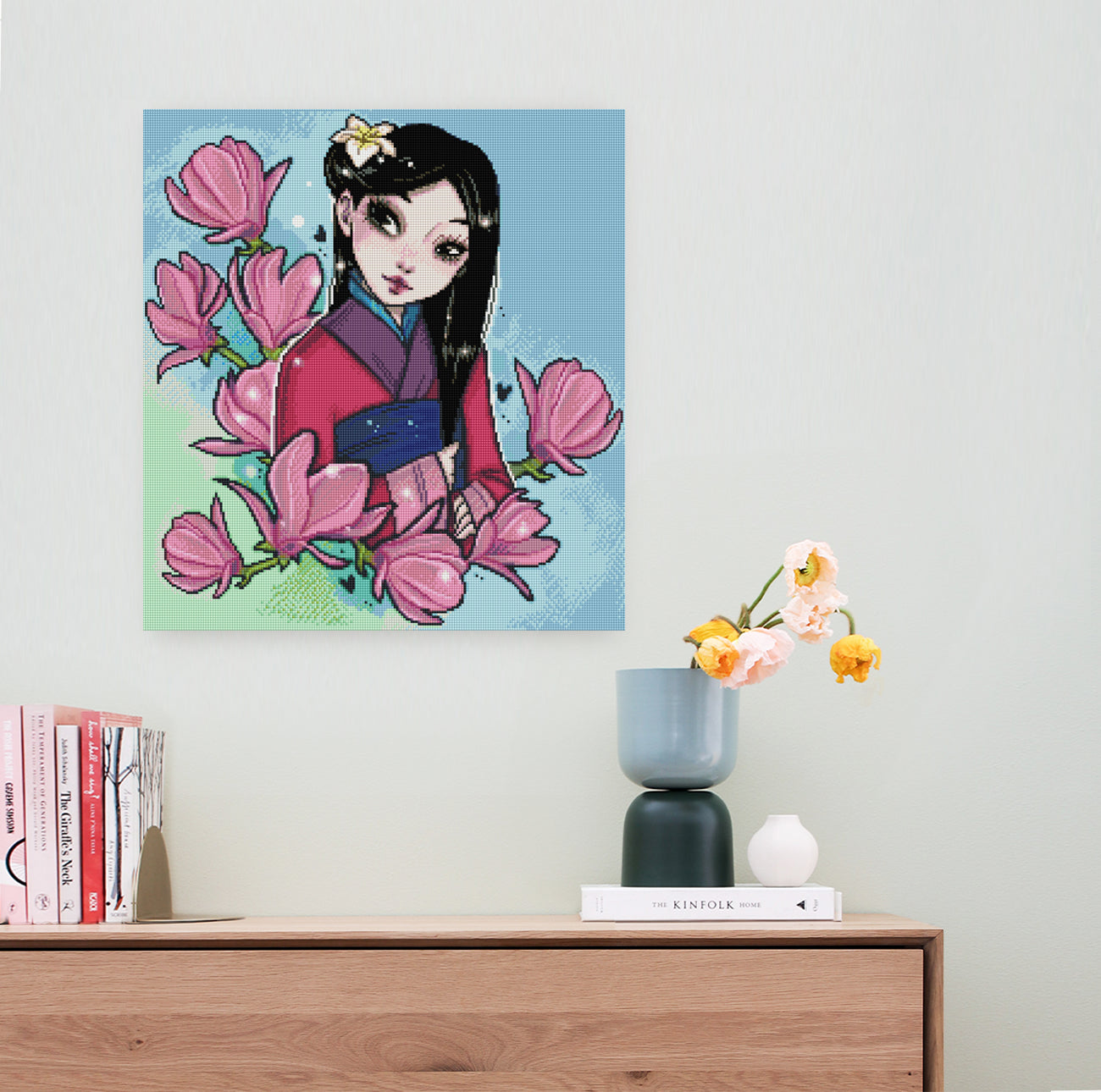 Diamond Painting mit Mulan im Kimono und einer Blüte im Haar, umgeben von Magnolienblüten als elegante Wanddekoration