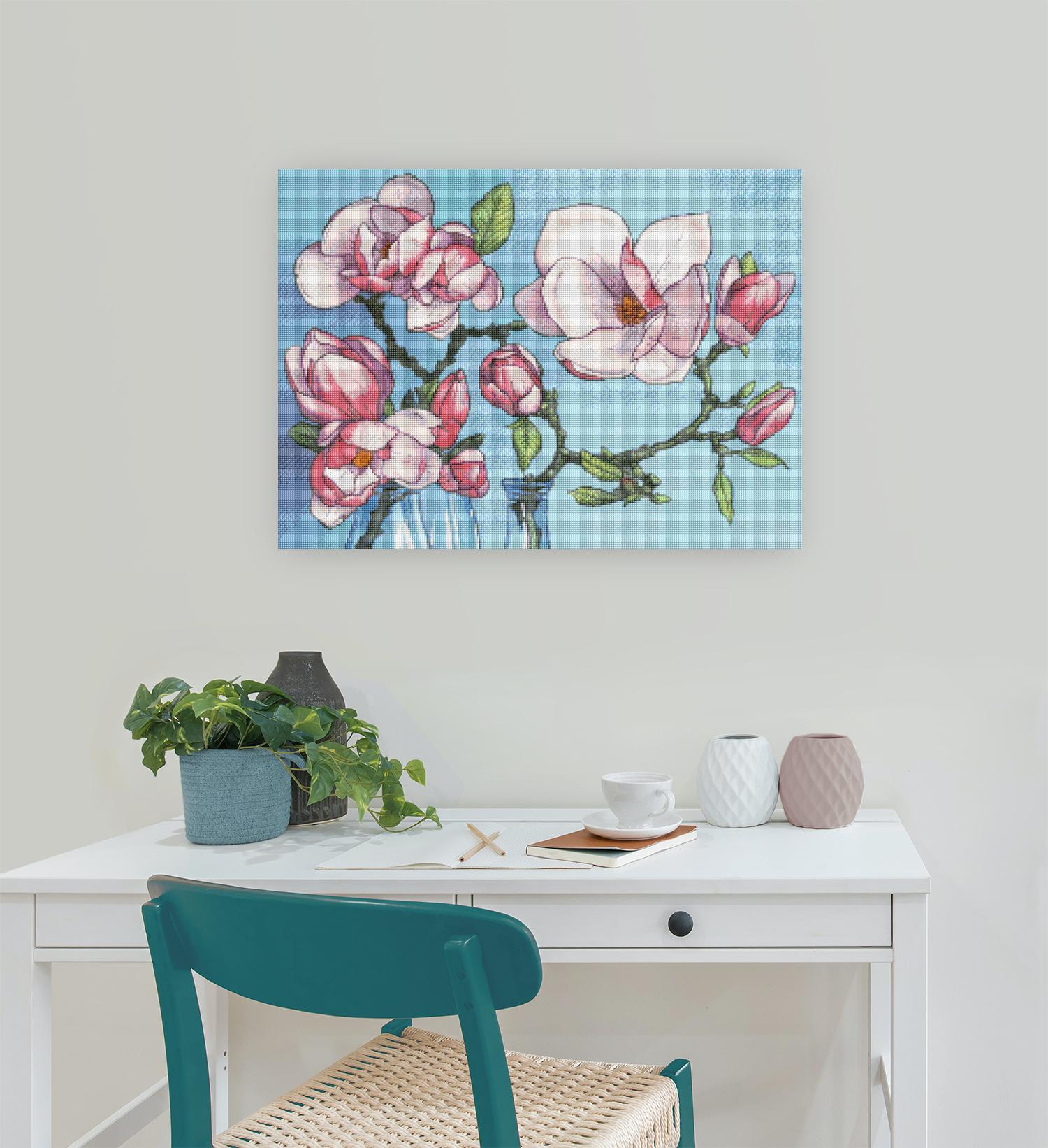 Zartes Diamond Painting mit rosa Magnolien und blauem Himmel als elegante florale Wanddekoration