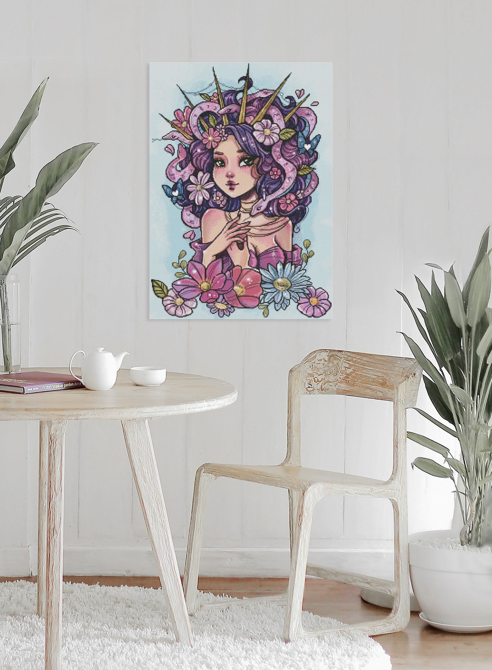 Mystisches Medusa Diamond Painting mit Schlangenhaar, Blumen und Schmetterlingen als Fantasy Wandbild