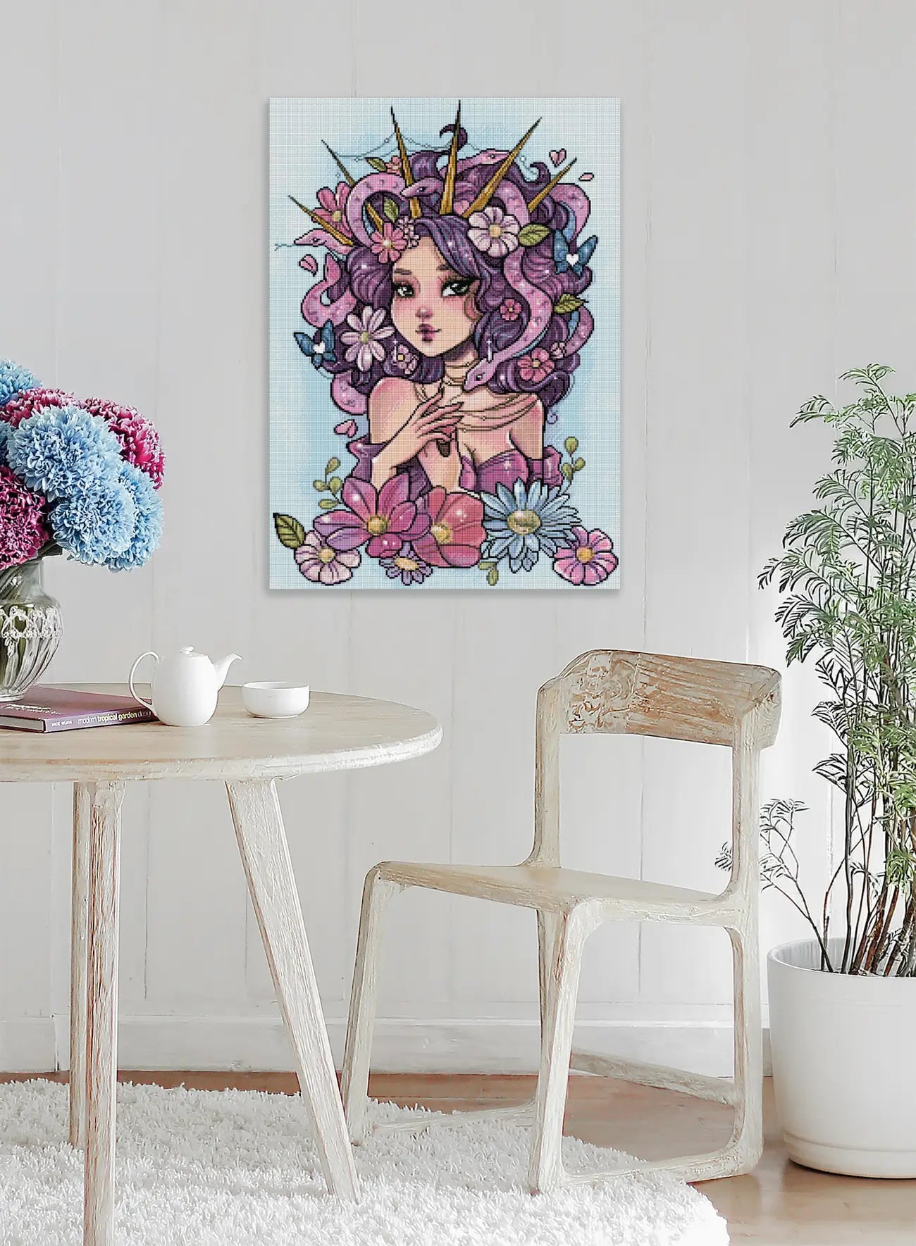 Mystisches Medusa Diamond Painting mit Schlangenhaar, Blumen und Schmetterlingen als Fantasy Wandbild