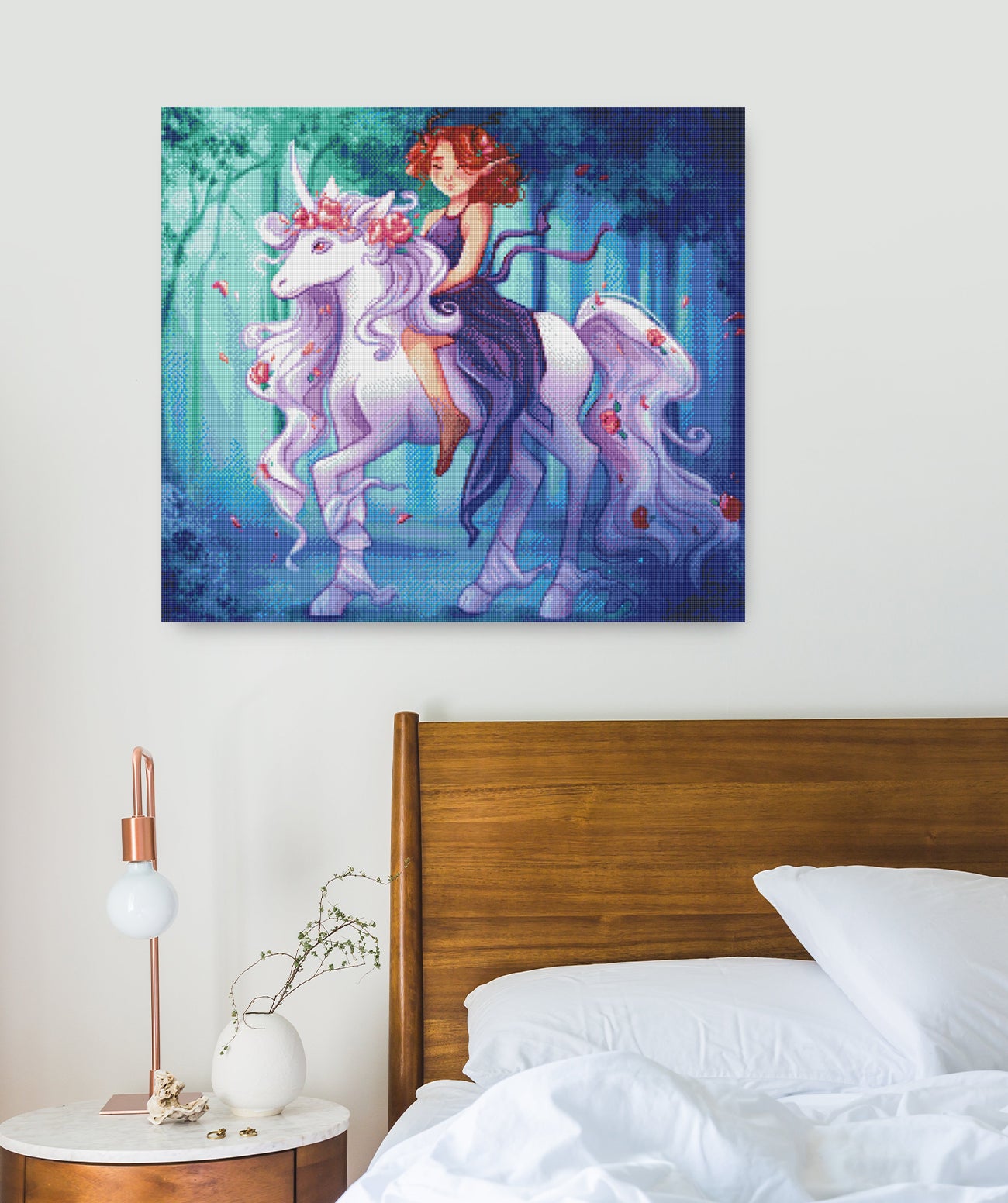 Diamond Painting Elfenmädchen mit Einhorn als märchenhafte Wanddekoration im Wohnbereich
