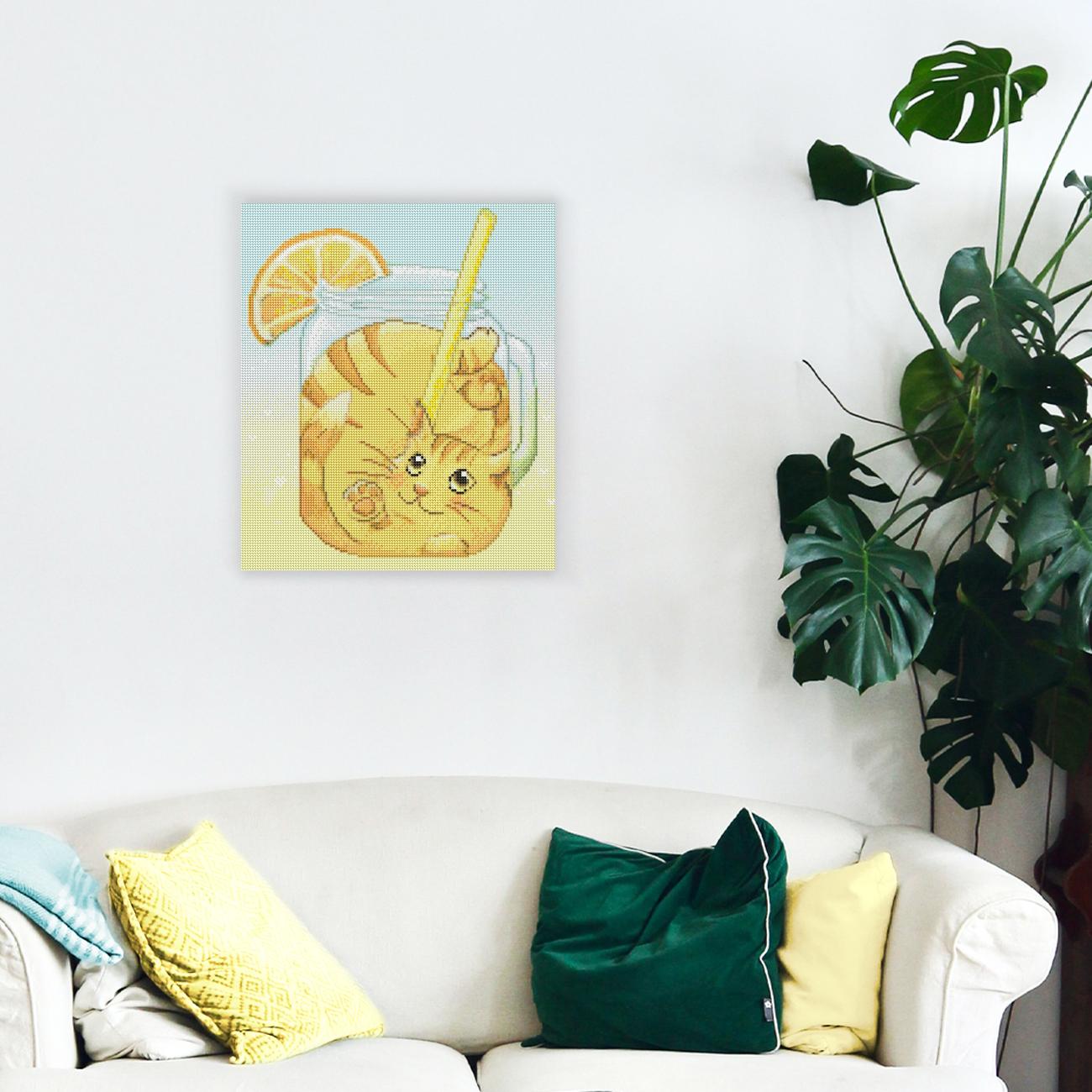 Verspieltes Diamond Painting mit Katze im Orangensaftkrug als erfrischende Kawaii Wanddekoration