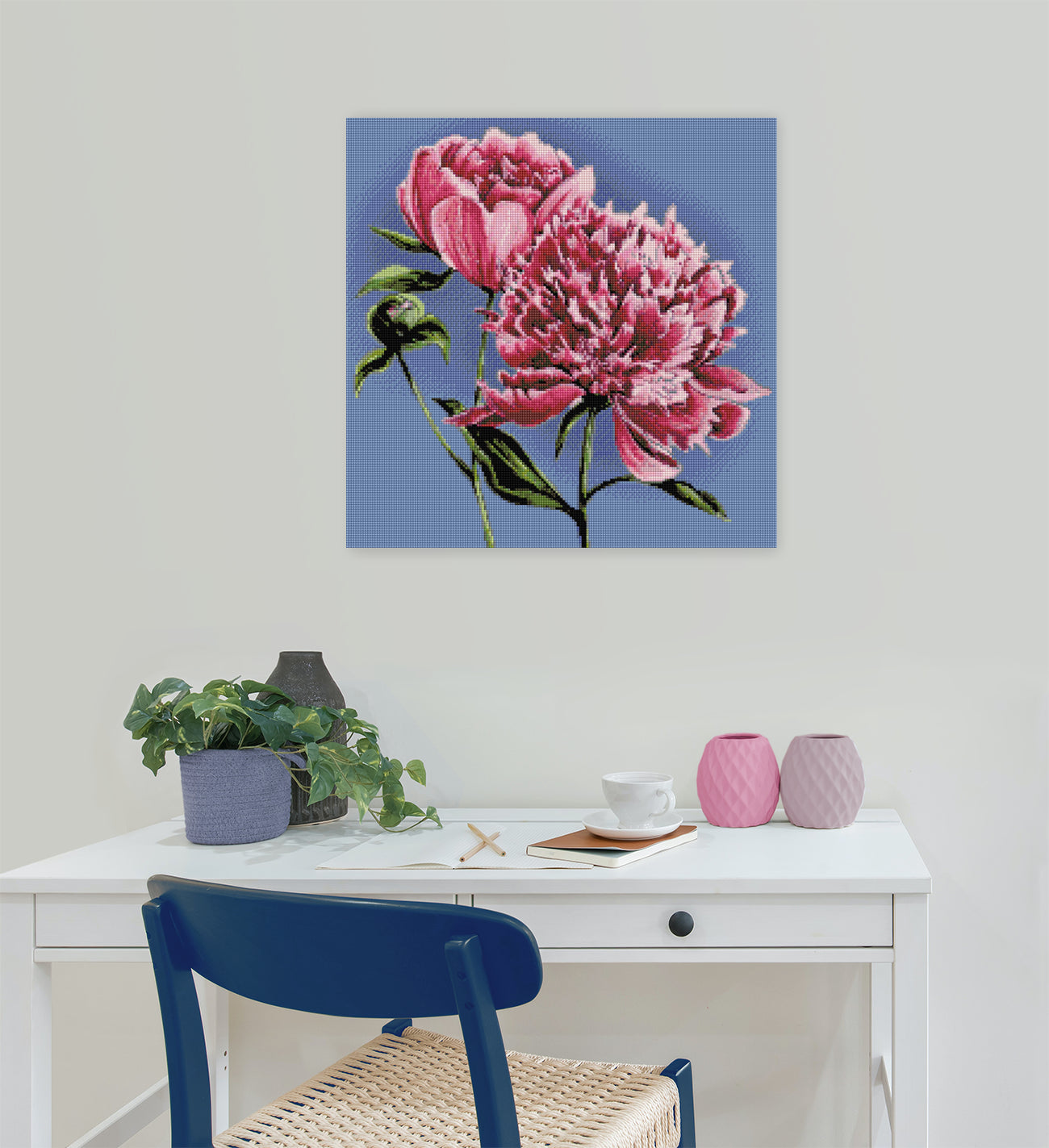 Florales Diamond Painting mit rosafarbenen Pfingstrosen vor blauem Hintergrund als elegante Wanddekoration für Blumenliebhaber