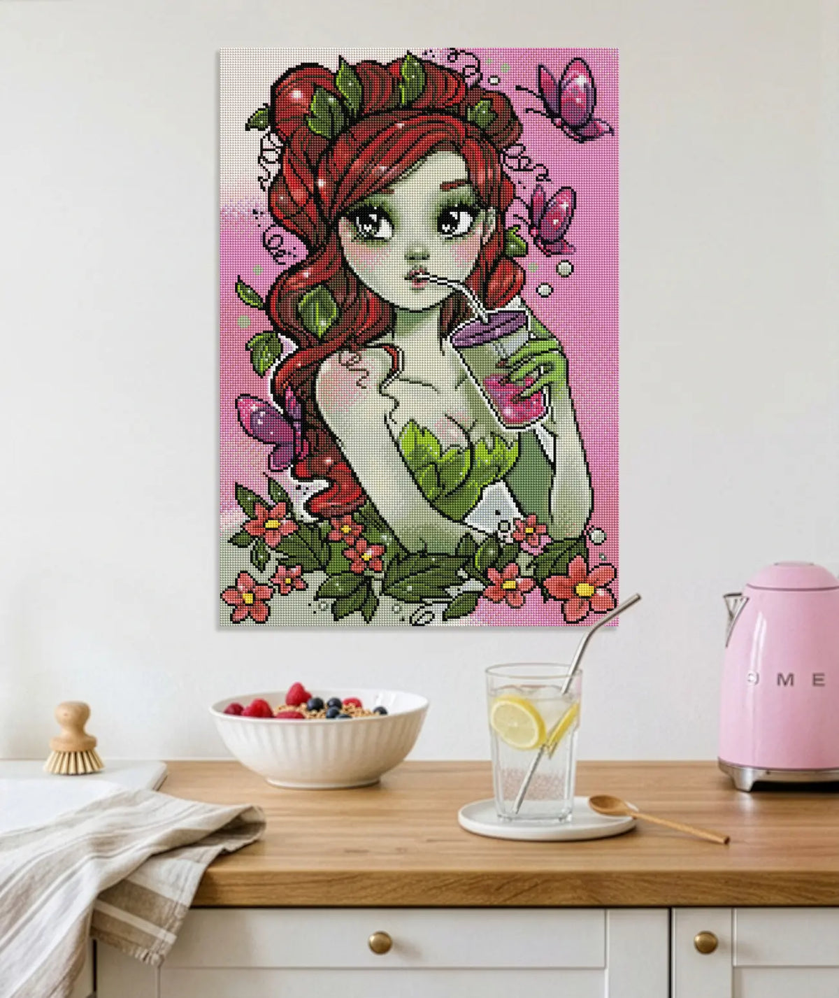 Diamond Painting mit rothaariger Frau, Blättern, Schmetterlingen und Blumen als farbenfrohe Wanddekoration für Fantasy-Fans und Natur-Liebhaber