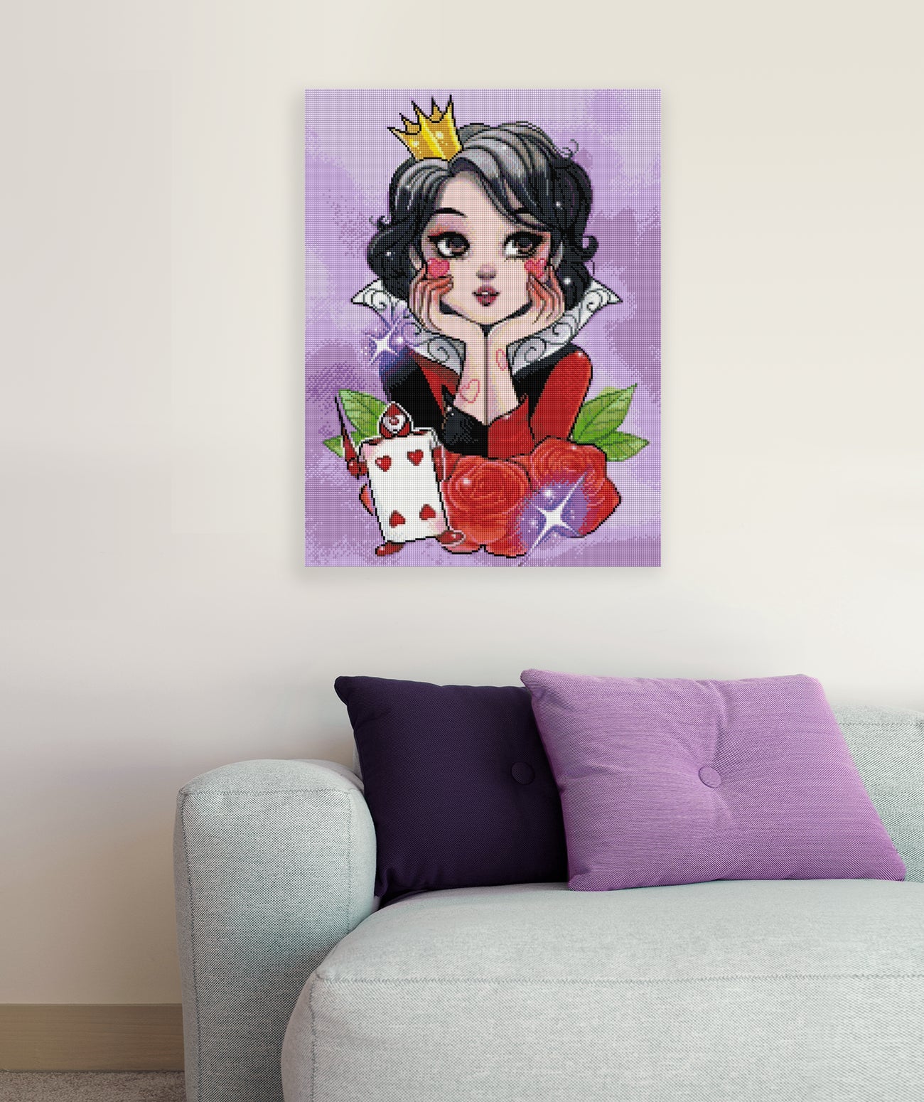 Märchenhaftes Diamond Painting mit Herzkönigin aus dem Wunderland, kleinem Spielkarten-Soldaten und roten Rosen als ausdrucksstarke Wanddekoration