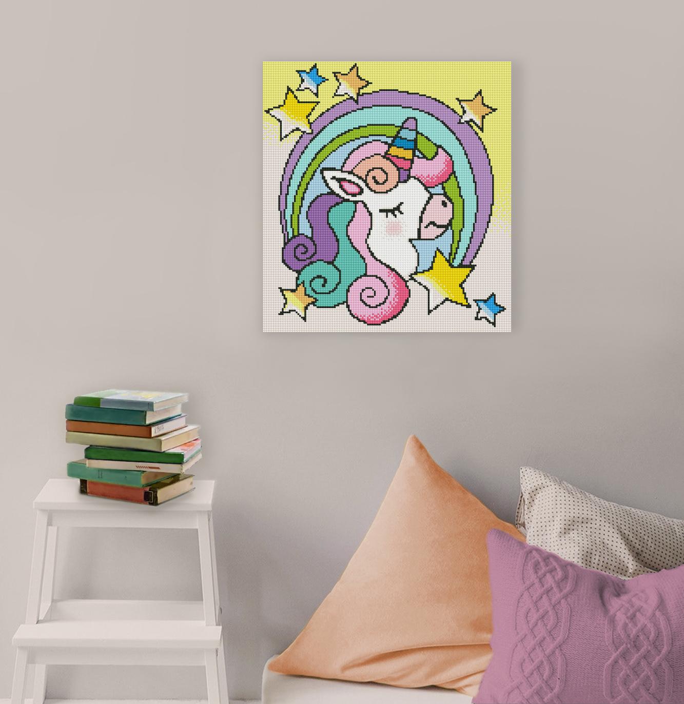 Farbenfrohes Diamond Painting mit Einhorn, Regenbogen und Sternen als zauberhafte Wanddekoration