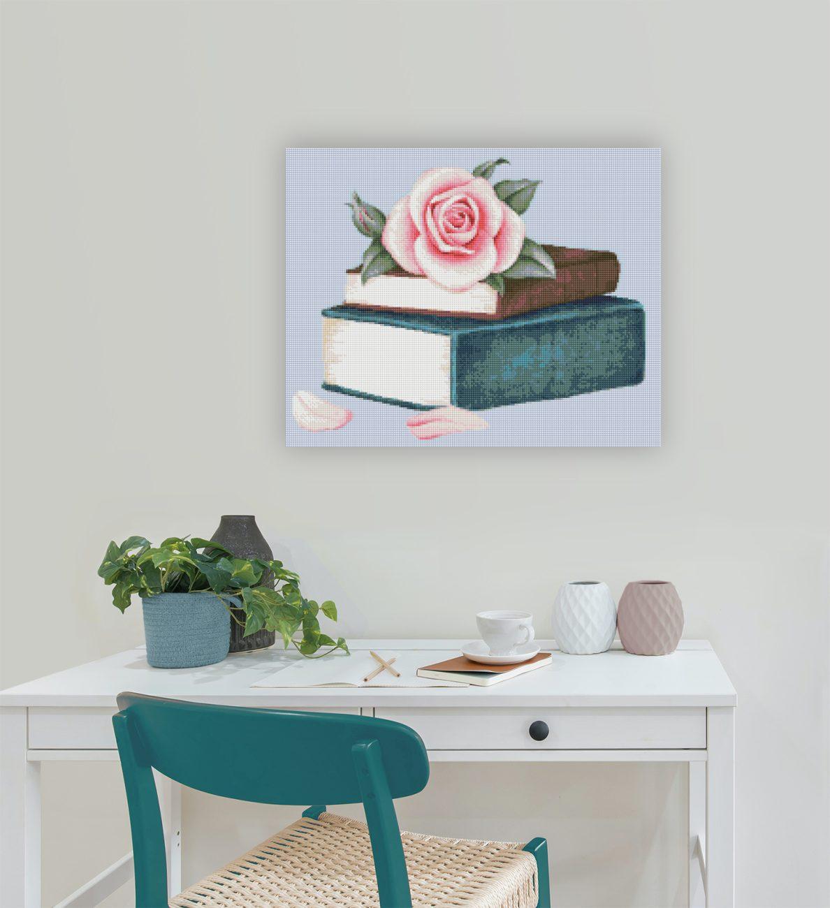 Diamond Painting Rose auf Bücherstapel als romantische Wanddekoration für Bücherliebhaber und Blumenfans