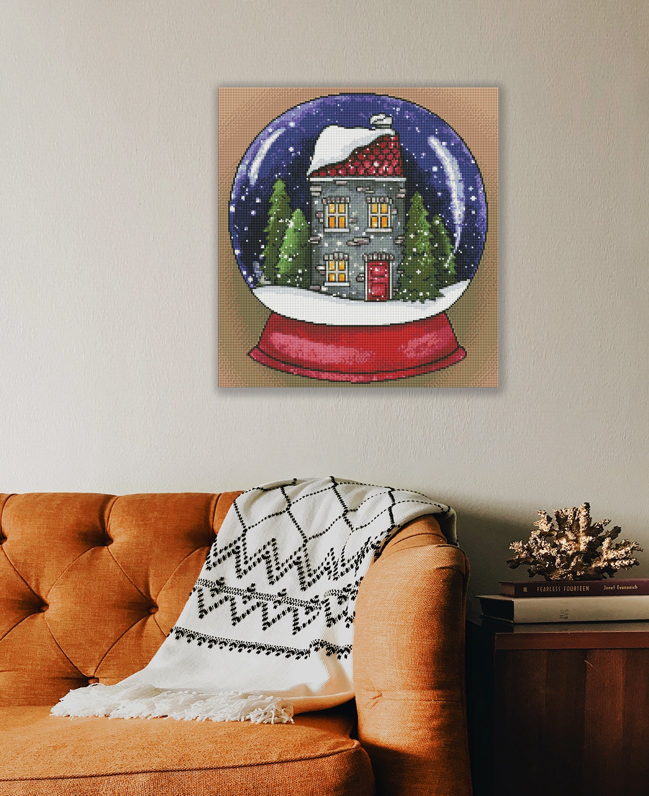 Zauberhaftes Diamond Painting mit verschneitem Haus in einer Schneekugel als gemütliche winterliche Wanddekoration