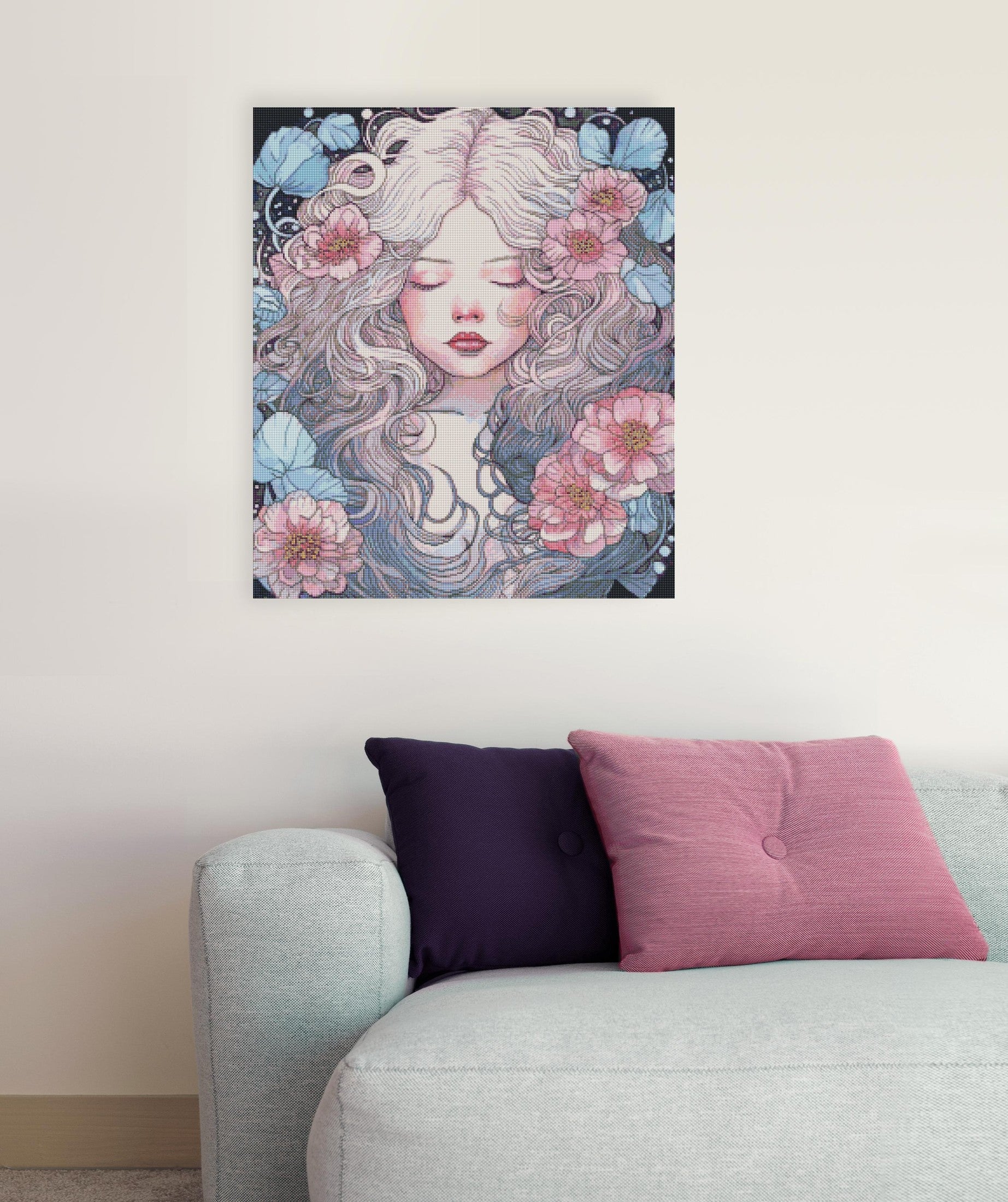 Romantisches Diamond Painting mit liegendem Mädchen und floralen Haardetails als verträumte Wanddekoration für Romantik- und Blumenliebhaber