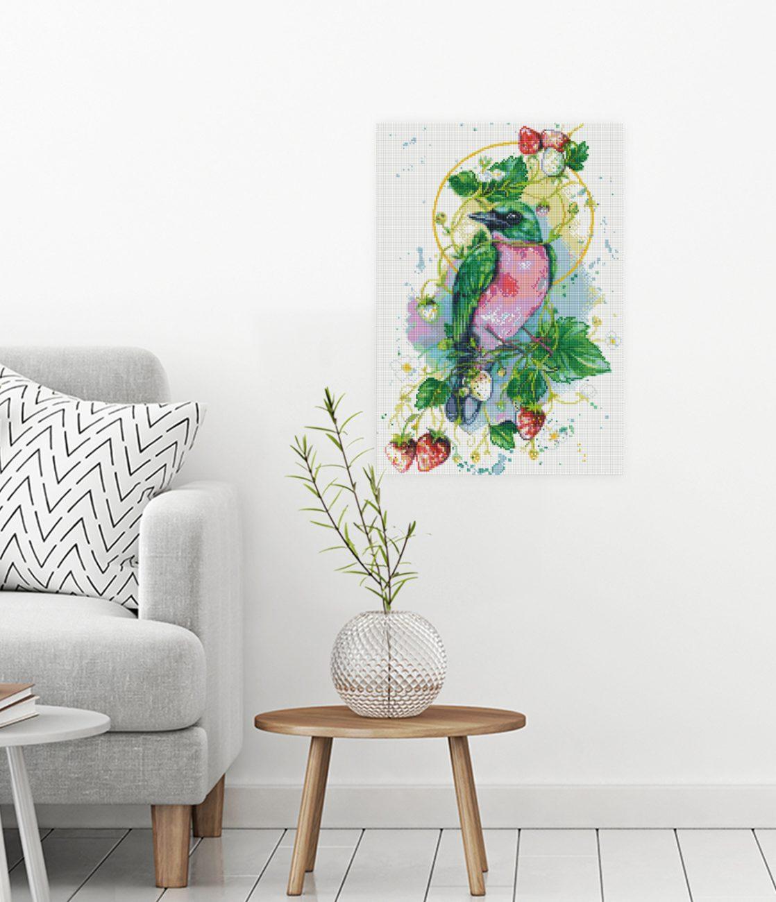 Verspieltes Diamond Painting mit Vogel und Erdbeerranken als fröhliche florale Wanddekoration