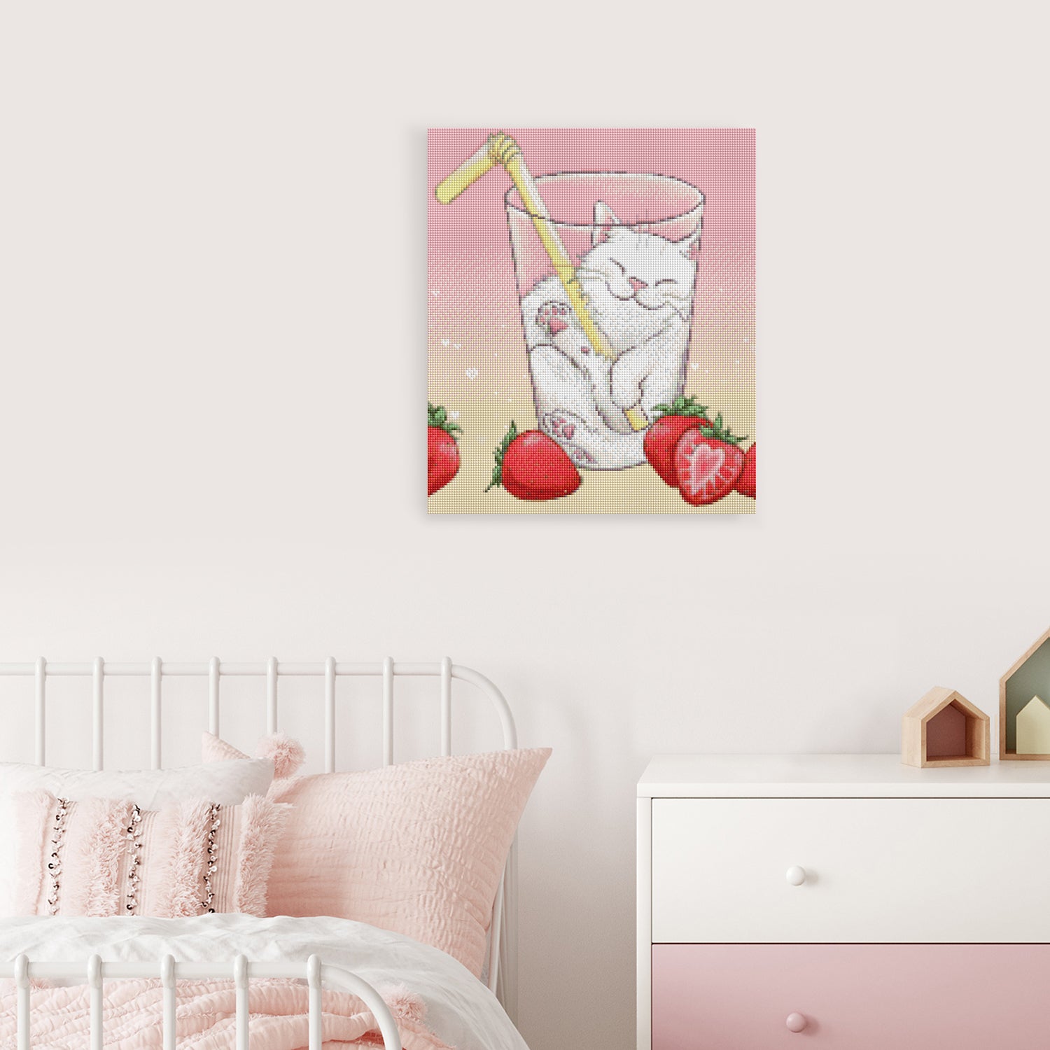 Niedliches Diamond Painting mit schlafendem Kätzchen, Erdbeermilch und Erdbeeren als verspielte Kawaii Wanddekoration
