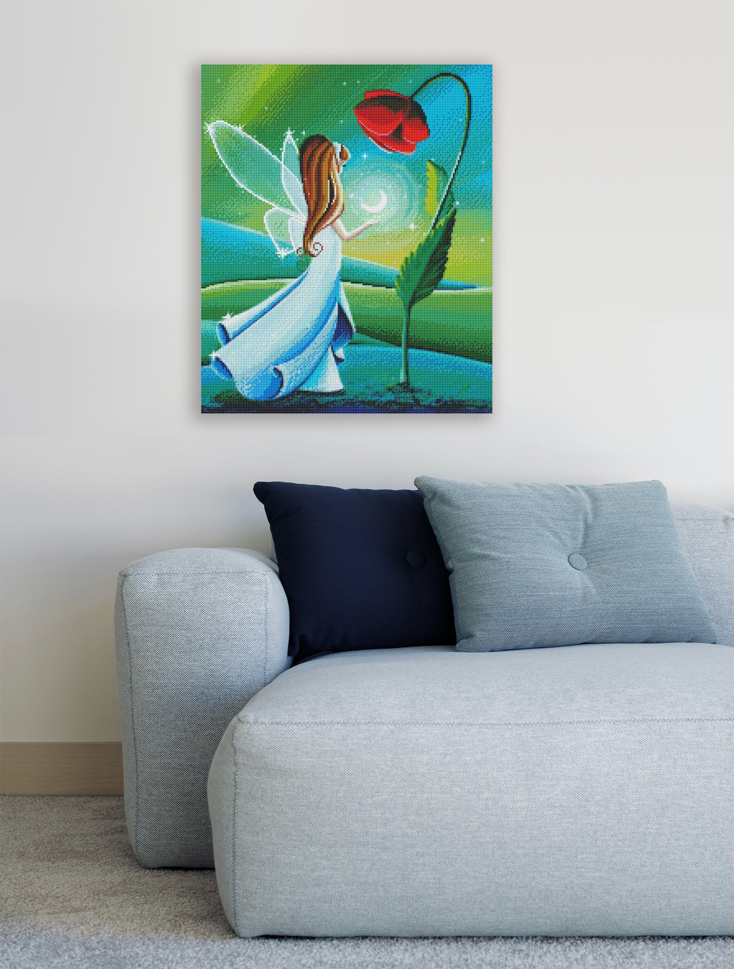 Märchenhaftes Diamond Painting mit kleiner Fee und roter Mohnblume als zauberhafte Wanddekoration