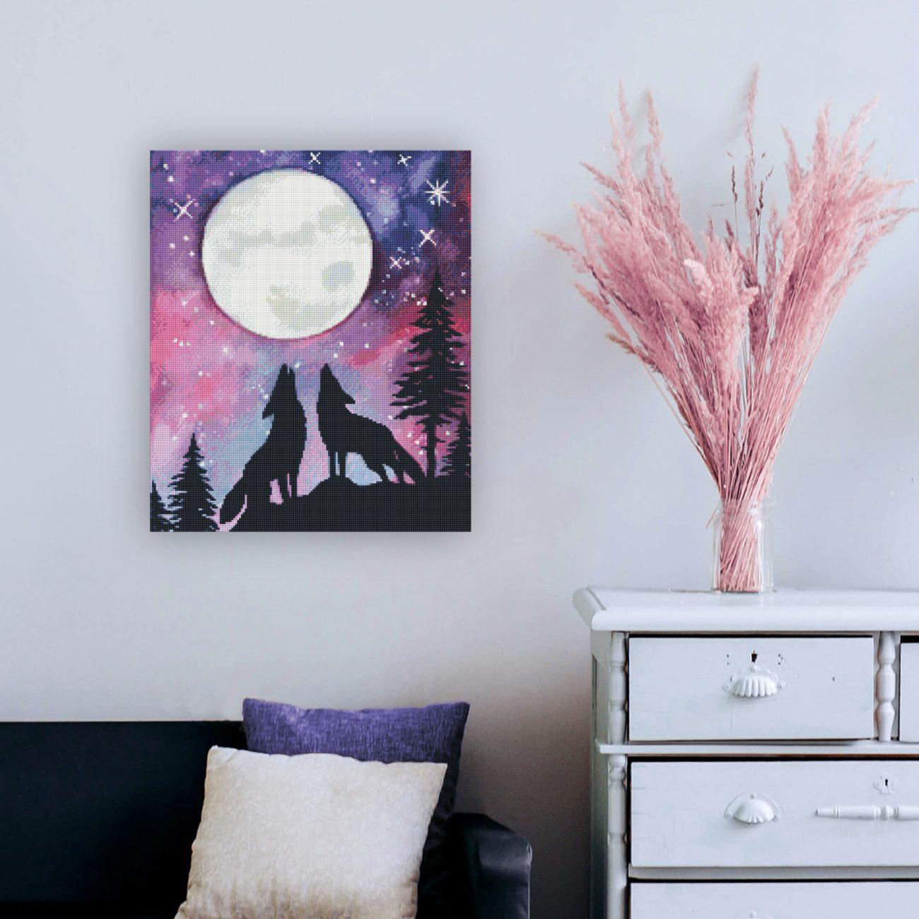 Mystisches Diamond Painting mit zwei Wölfen vor dem Vollmond als eindrucksvolle Wanddekoration