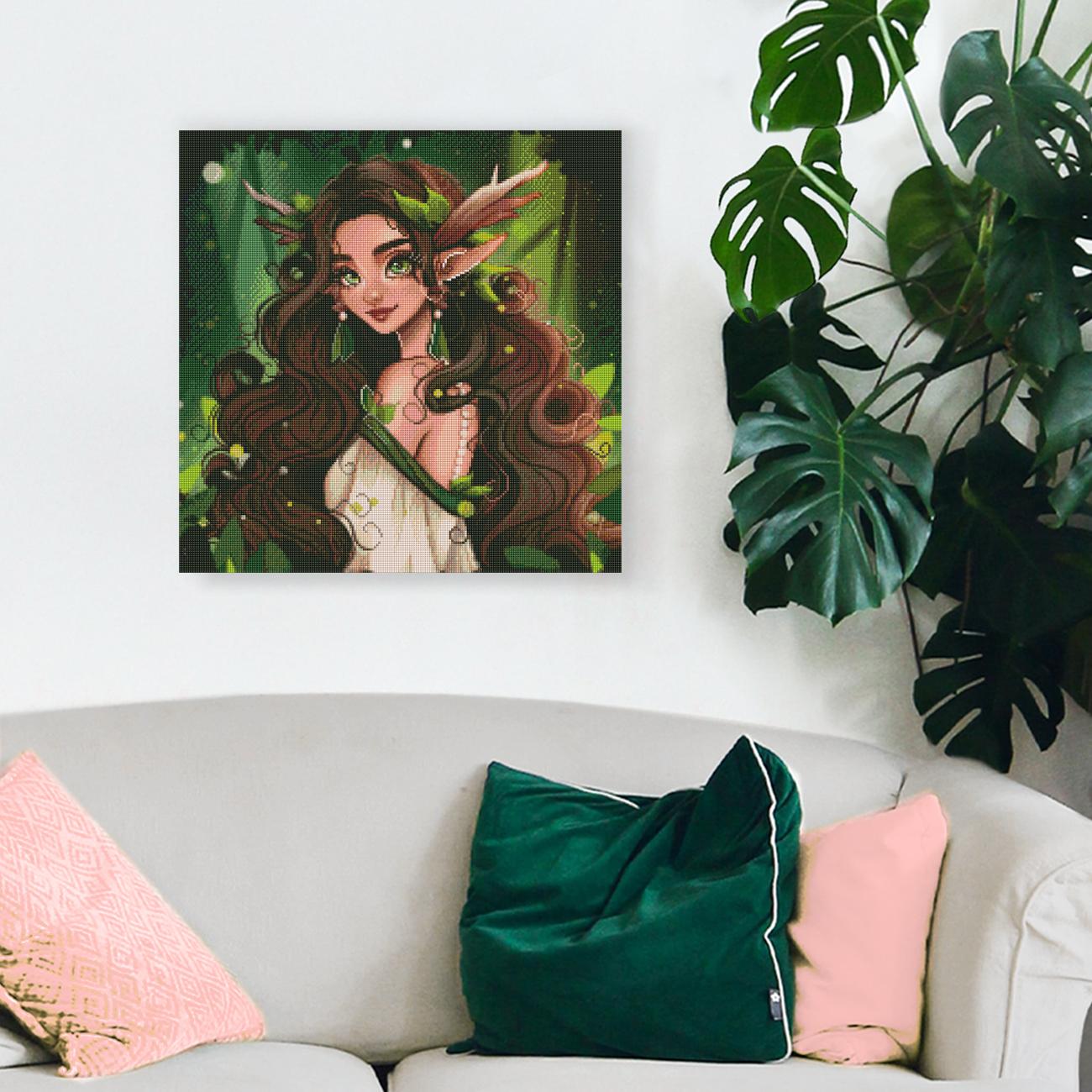 Mystisches Diamond Painting mit Waldelfe und leuchtenden Glühwürmchen als zauberhafte Wanddekoration