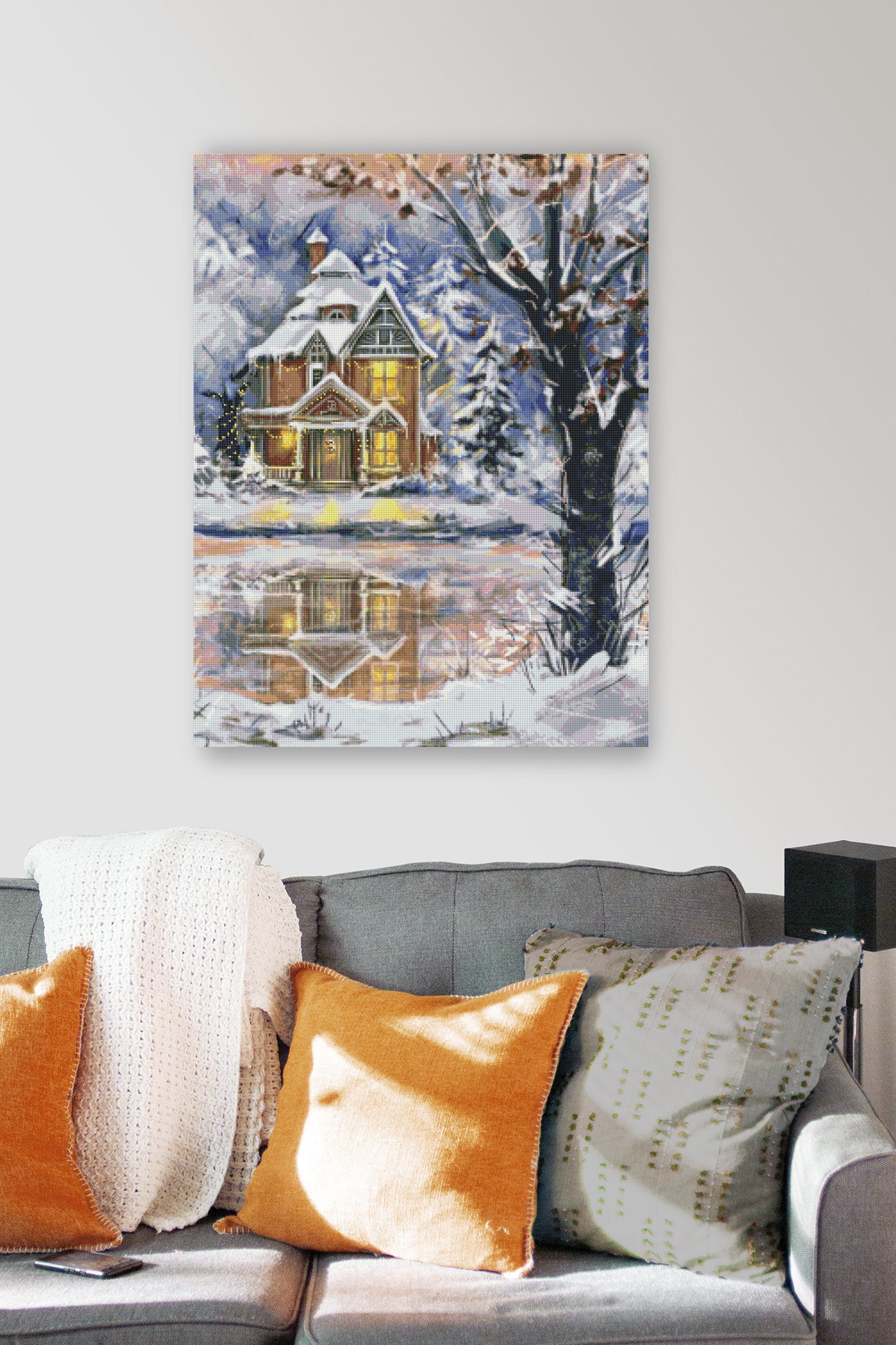 Märchenhaftes Diamond Painting mit festlich beleuchtetem Haus am gefrorenen See als stimmungsvolle Weihnachtsdekoration