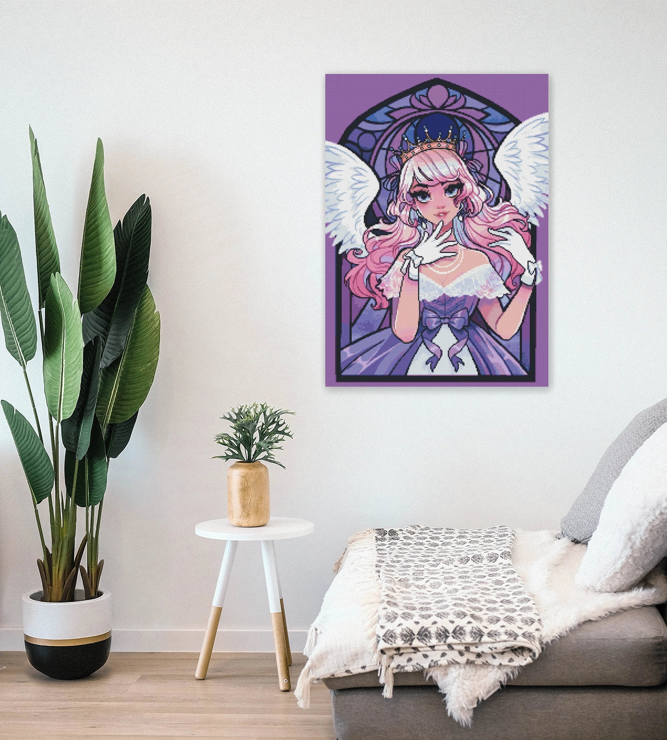 Diamond Painting Engel vor einem lilafarbenen Bleiglasfenster als himmlische Fantasy Wanddekoration