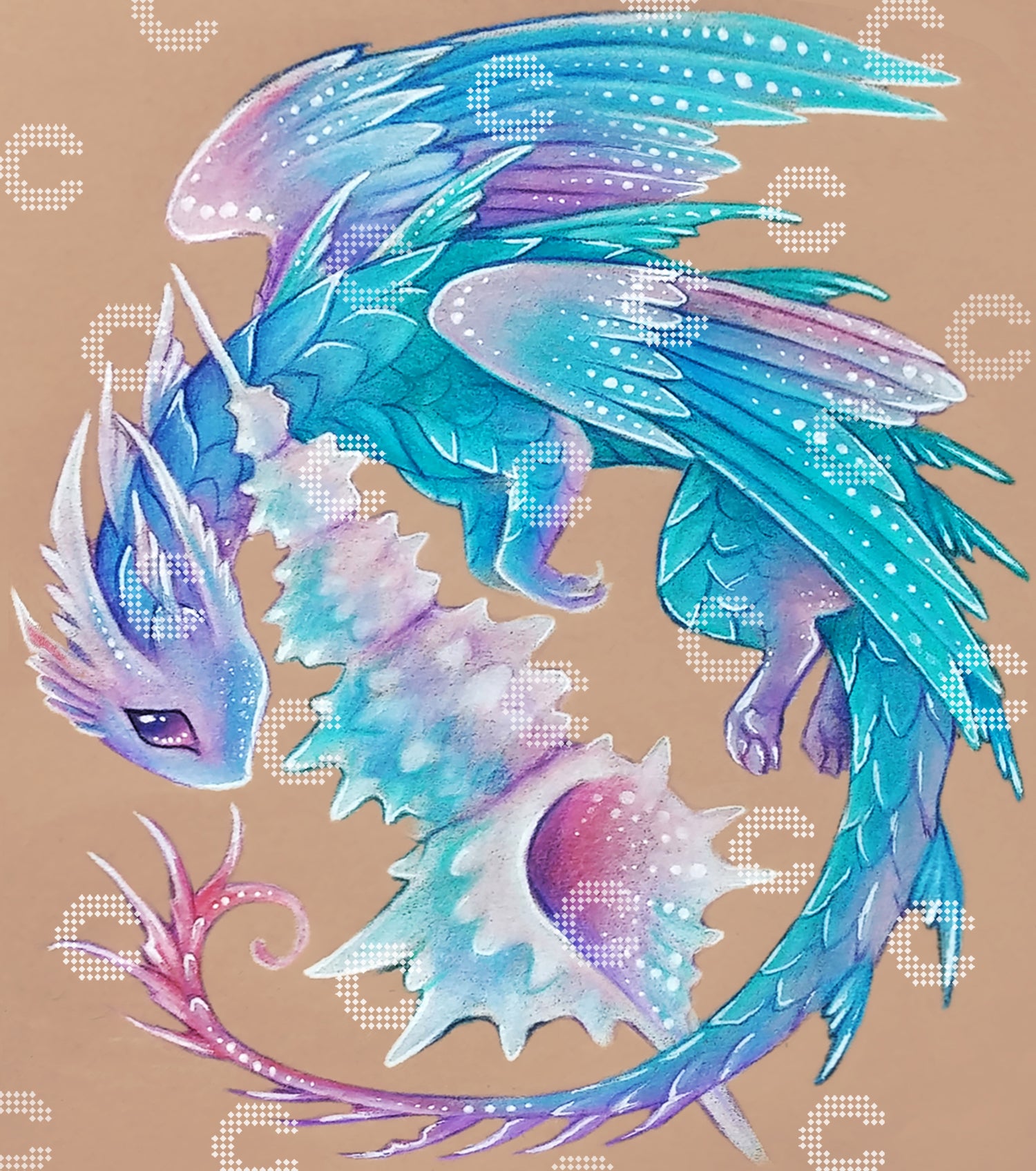 Diamond Painting Original-Motiv mit einem prächtigen Drachen mit Flügeln, dessen Schuppen in schimmernden Ozeanfarben leuchten, während er eine riesige Muschel wie einen kostbaren Schatz umschlingt