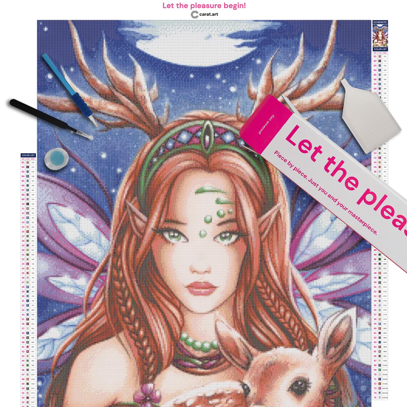 Diamond Painting Set mit Elfe mit Geweih, spitzen Ohren, zartlila Flügeln und langem braunem Haar, die ein kleines Rehkitz im Arm hält, umgeben von grünen Blättern und nächtlichem Sternenhimmel inklusive Leinwand, Carat Art Karton und hochwertigem Zubehör
