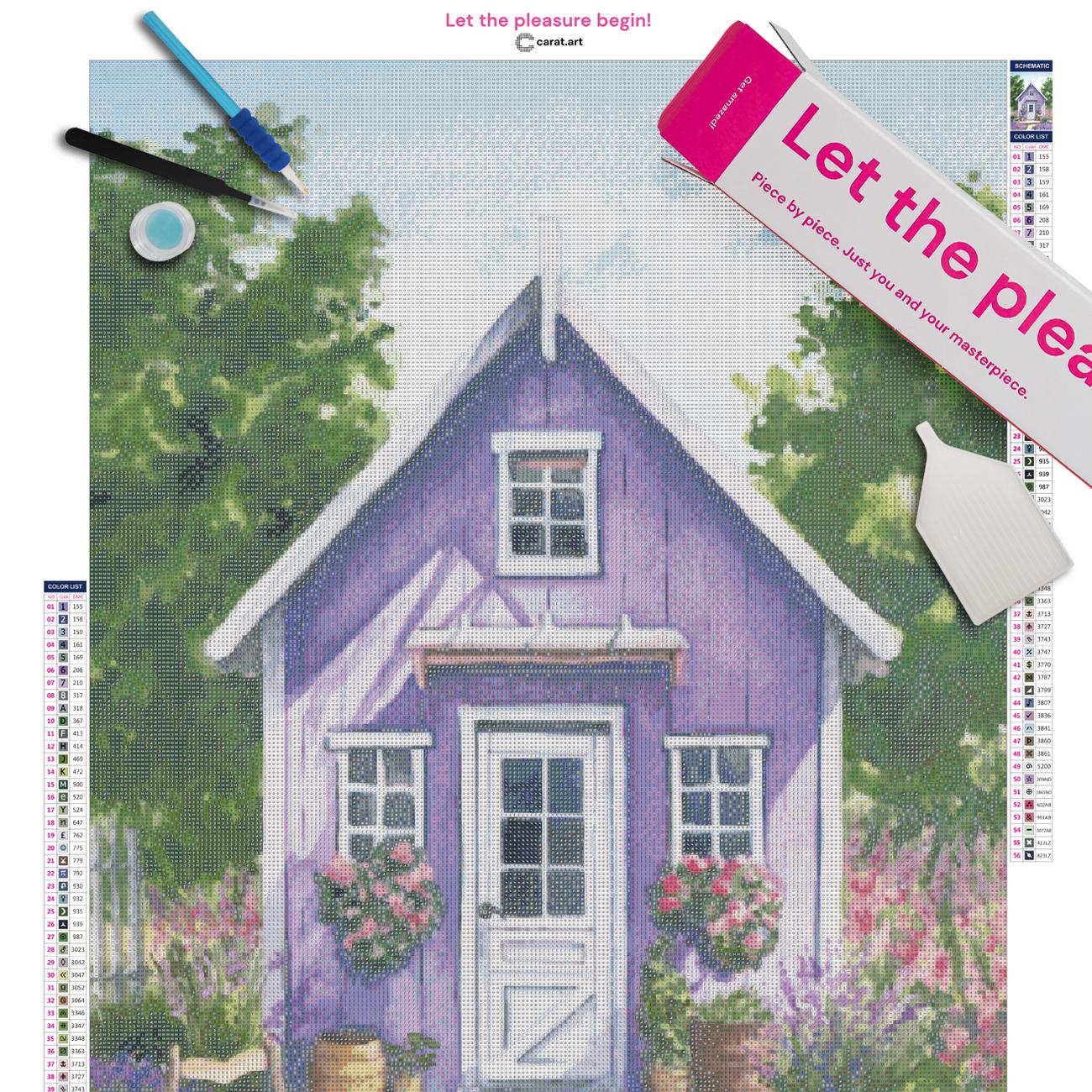 Diamond Painting Set mit lila Haus, Lavendelfeldern und bunten Blumen an den Fenstern inklusive Leinwand, Carat Art Karton und hochwertigem Zubehör