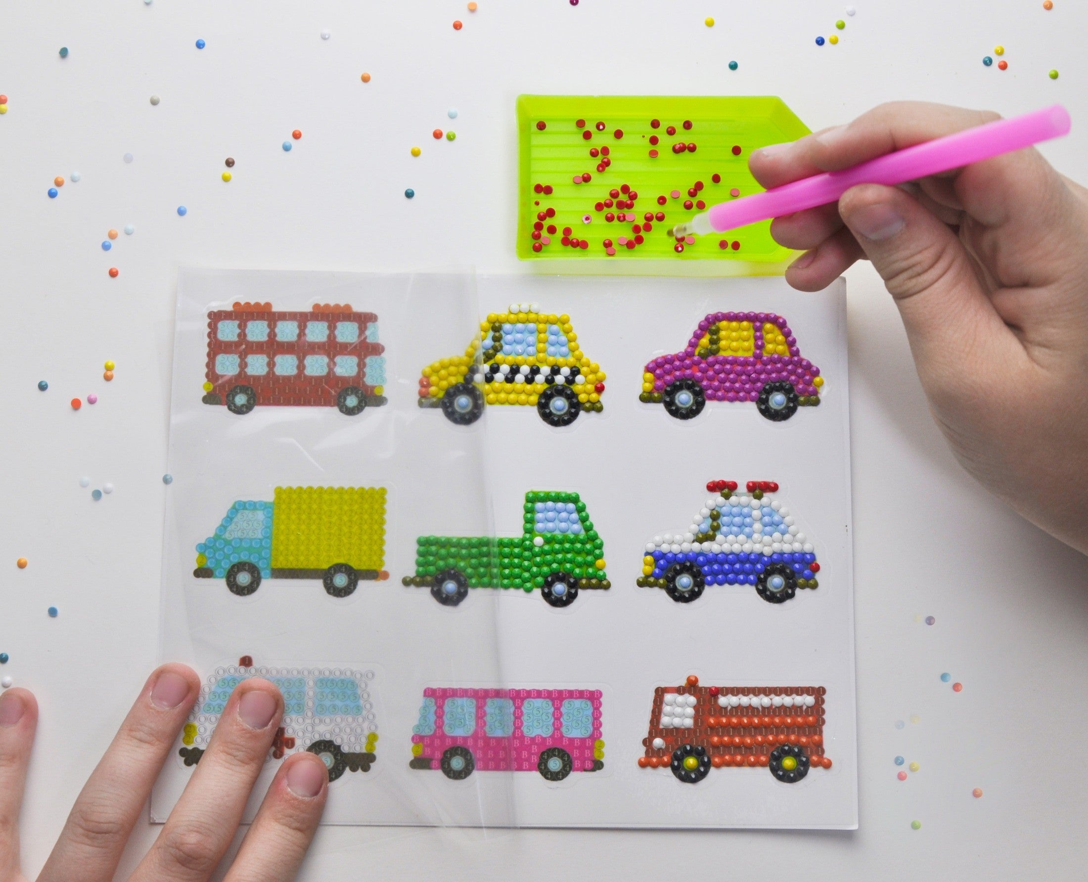 Kinder gestalten ein kreatives Diamond Painting Sticker Bastelset mit Fahrzeugmotiven wie Feuerwehr, Polizei und Krankenwagen, funkelnden Diamantsteinen und praktischem Zubehör