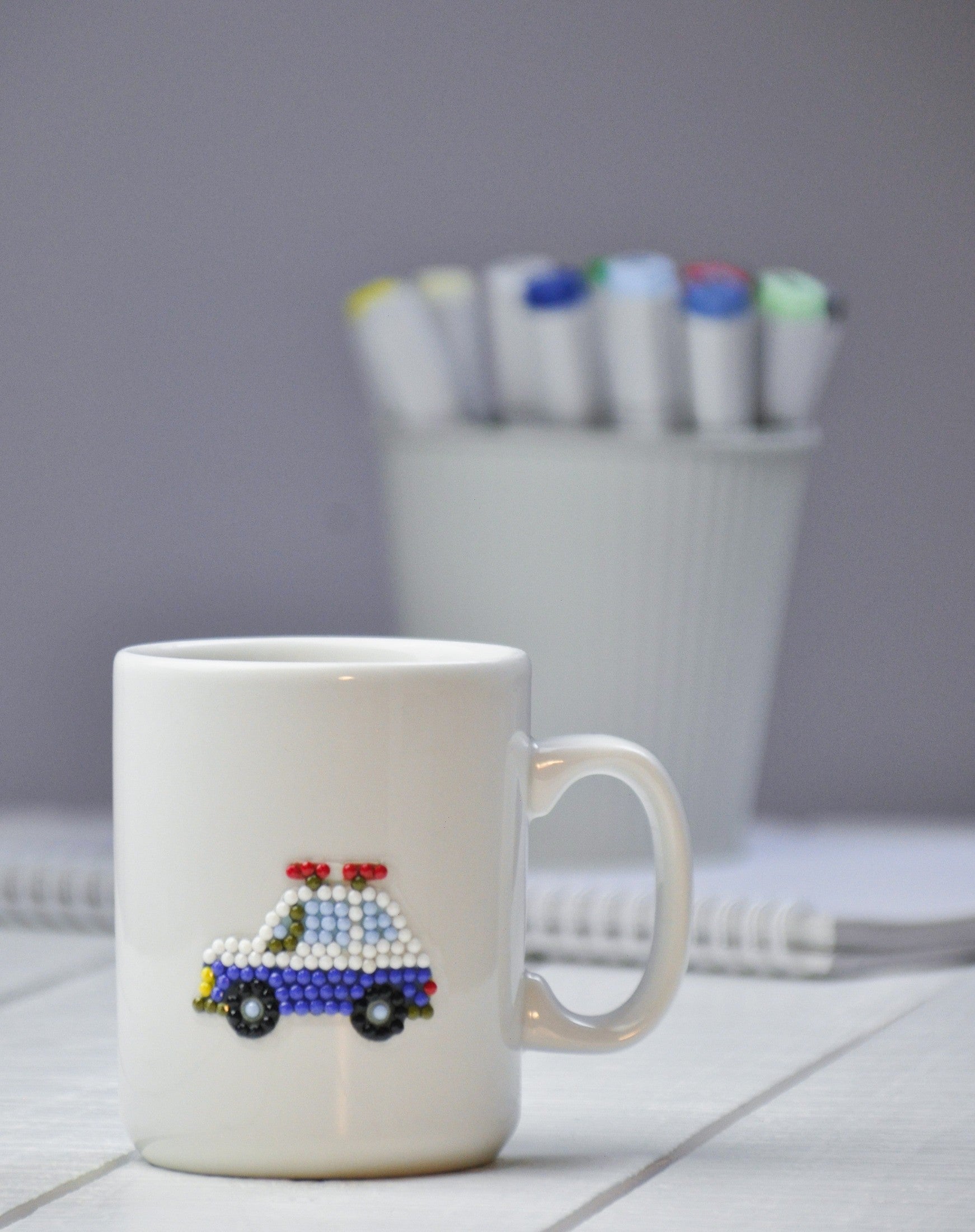 Fertiger Diamond Painting Sticker mit Polizei Auto als kreative Dekoration auf einer Tasse