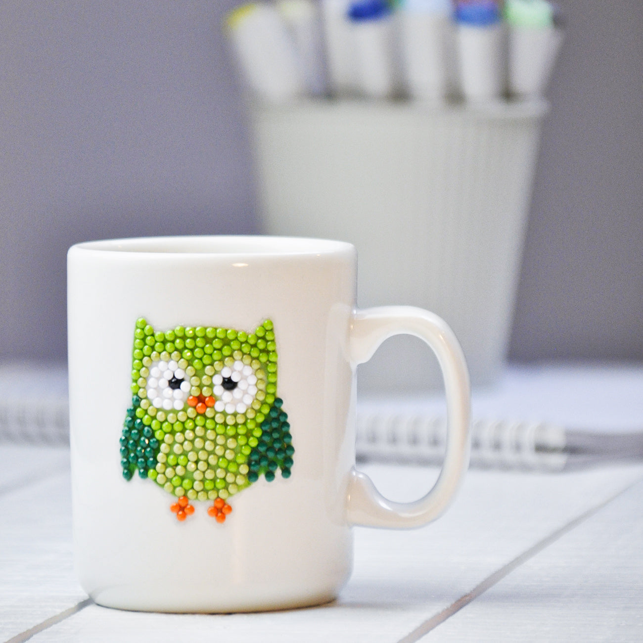 Fertiger Diamond Painting Sticker mit niedlicher grüner Eule aus dem Bastelset als kreative Dekoration auf einer Tasse 