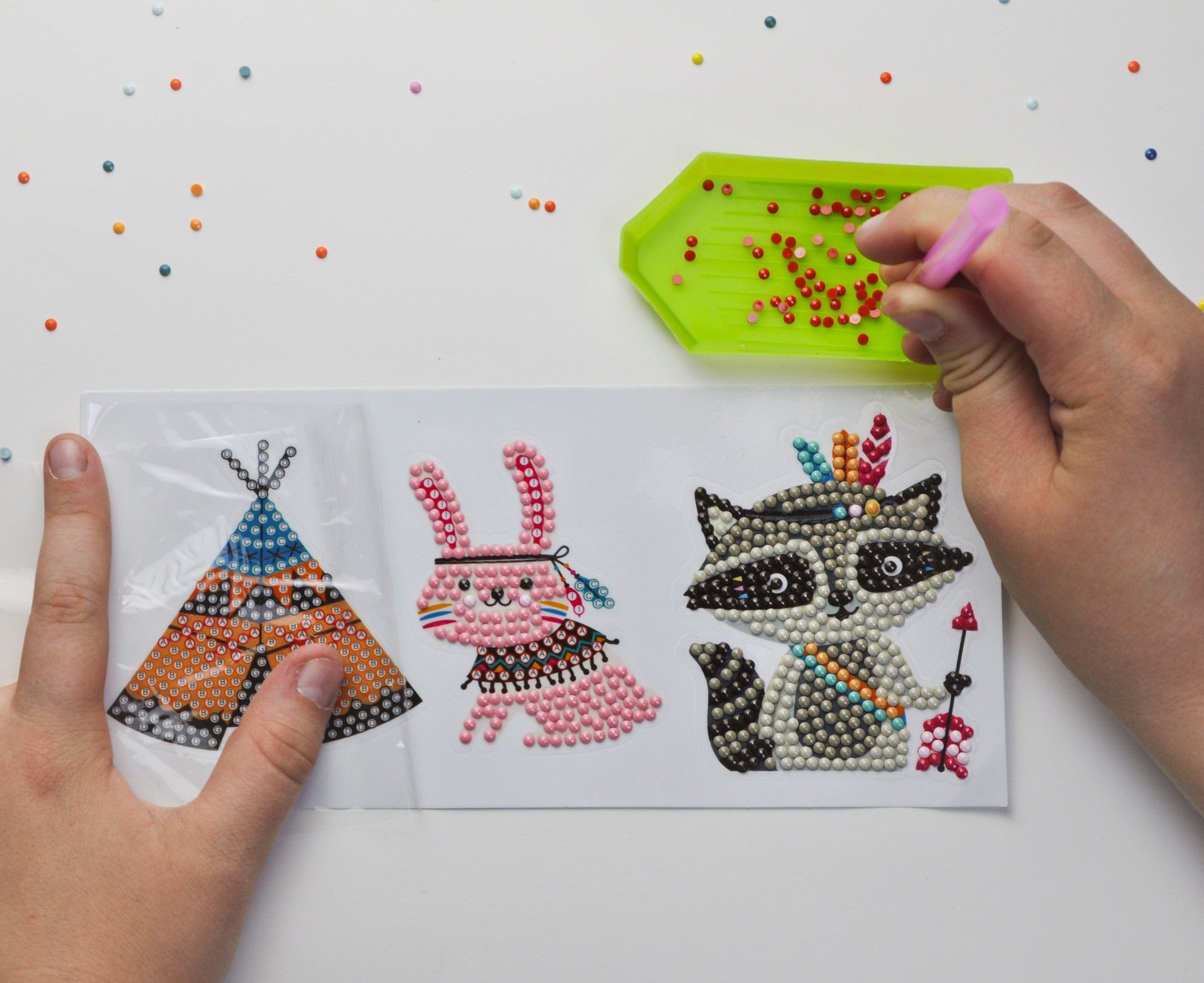 Kinder gestalten ein kreatives Diamond Painting Sticker Bastelset mit fantasievollen Indianer- und Naturmotiven wie Waschbär, Hase, Elch und Indianerjunge, funkelnden Diamantsteinen und praktischem Zubehör