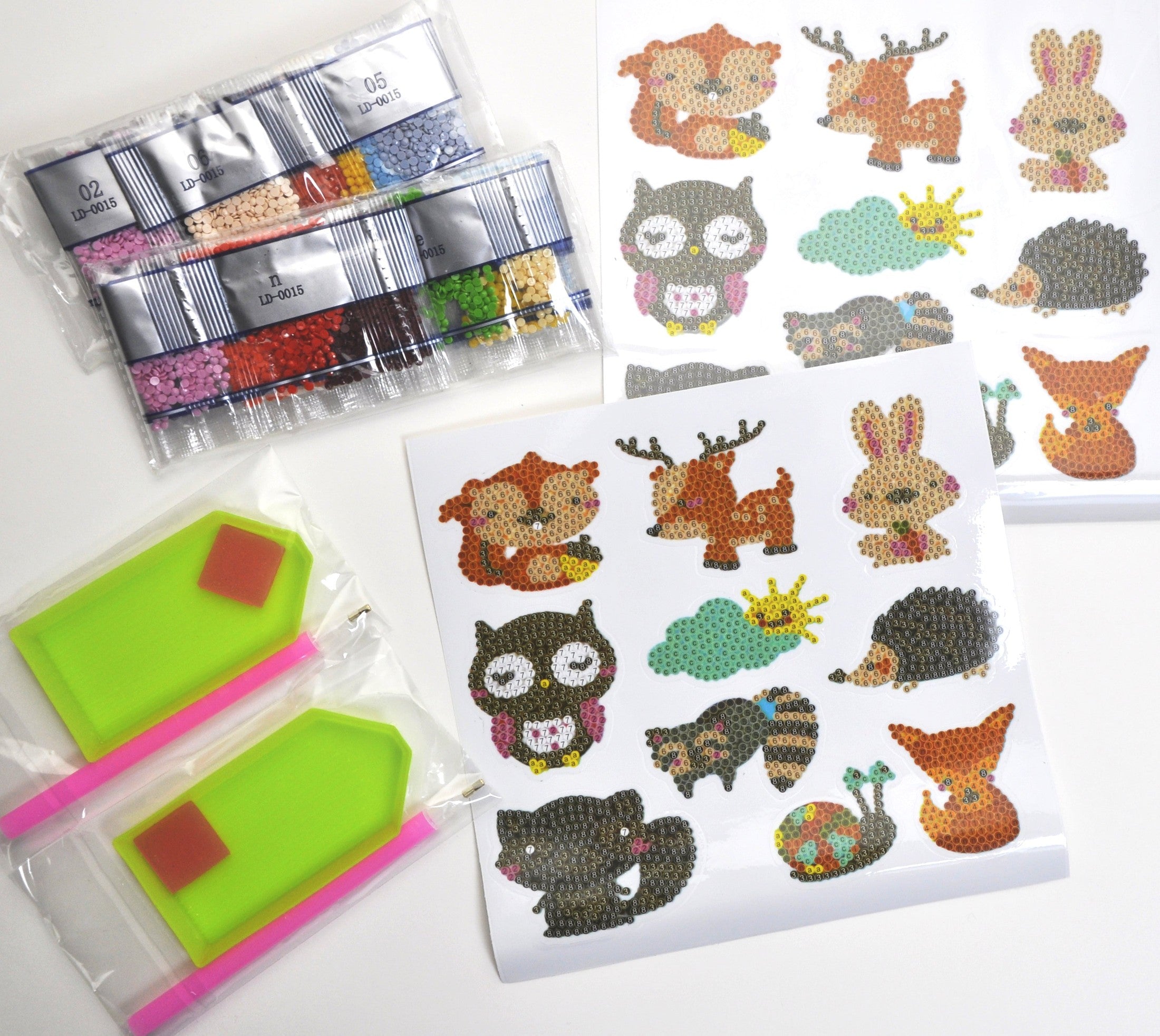 Komplettes Diamond Painting Sticker Bastelset für Kinder mit 2 Stickerbögen, Diamantsteinchen, zwei Toolkits und niedlichen Waldtier-Motiven