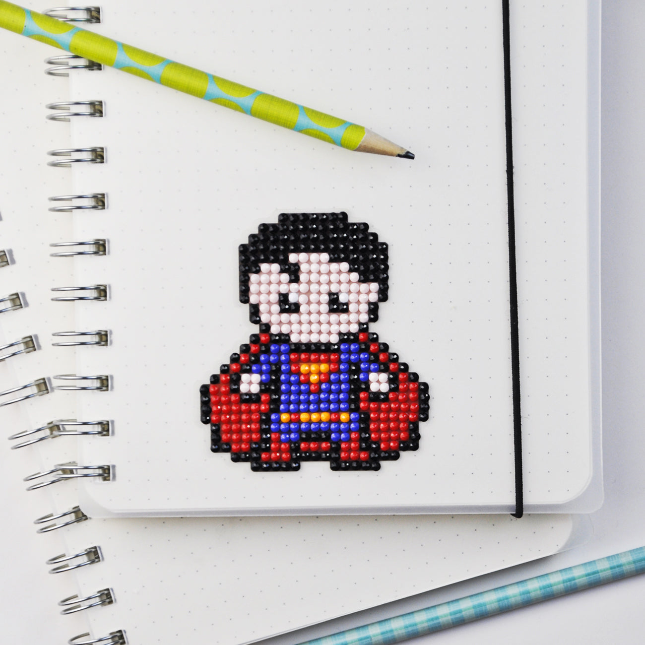 Diamond Painting Sticker mit kreativem Superhelden-Motiv als coole Dekoration auf einem Notizbuch