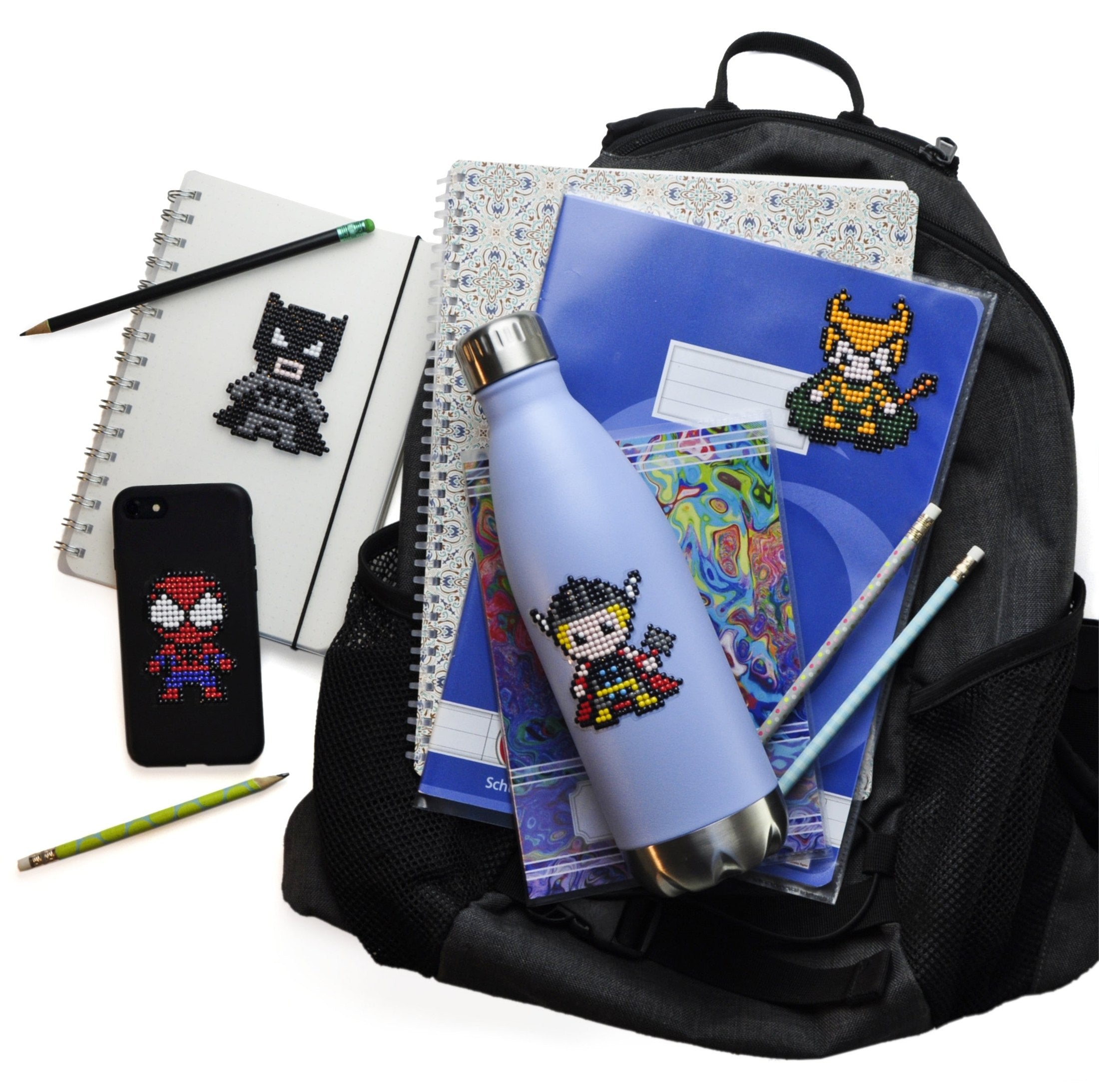Kreative Schultüten-Idee für Kinder: Superhelden Sticker als Dekoration auf Schulheften, Trinkflasche und Handyhülle – Diamond Painting Sticker zum Gestalten