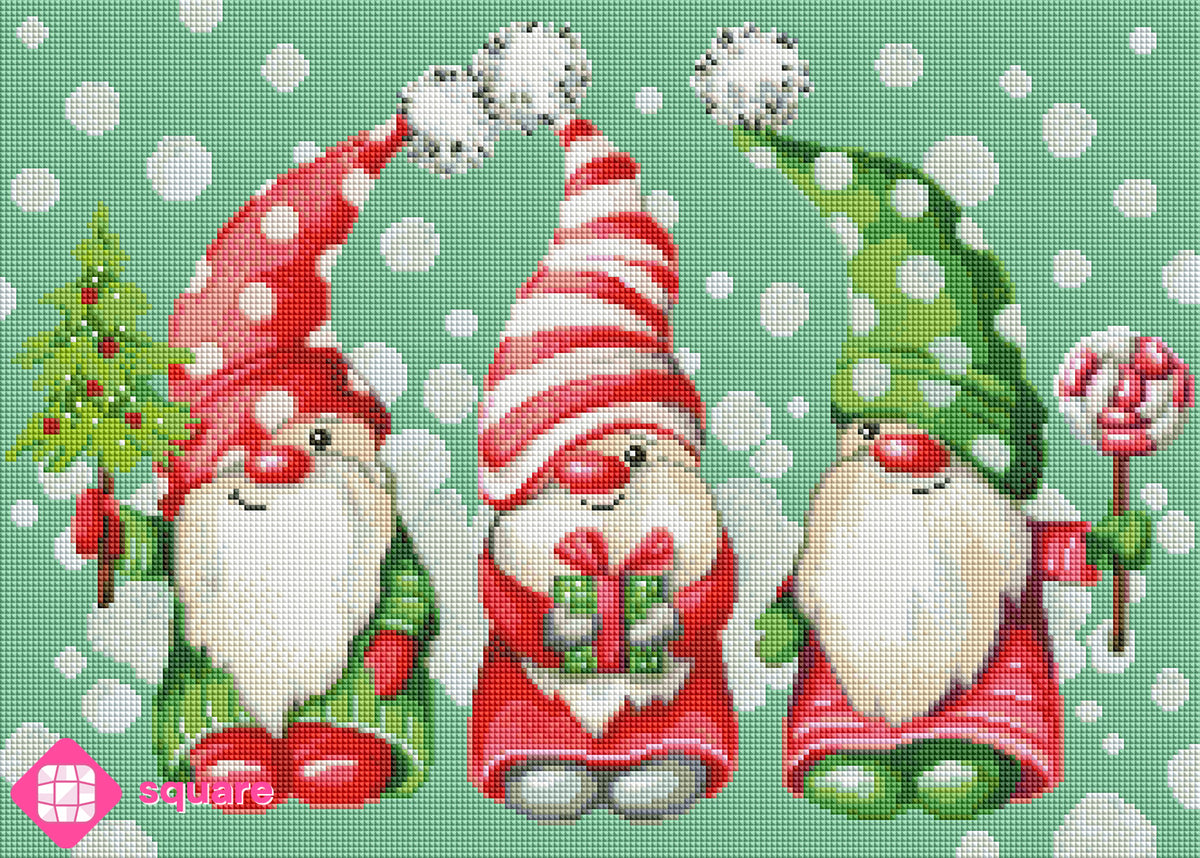 Diamond Painting Vorschau mit drei niedlichen Weihnachtsgnomen, die mit einem geschmückten Weihnachtsbaum, einem Geschenk und einem großen Lolli am Stiel zum Weihnachtsfest kommen