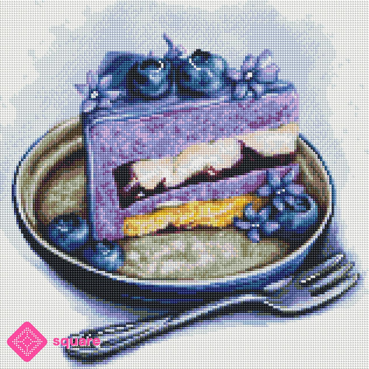 Diamond Painting Vorschau mit kunstvoll dekorierter lila Torte, Blaubeeren und zarten blauen Blüten in funkelnder Steinoptik