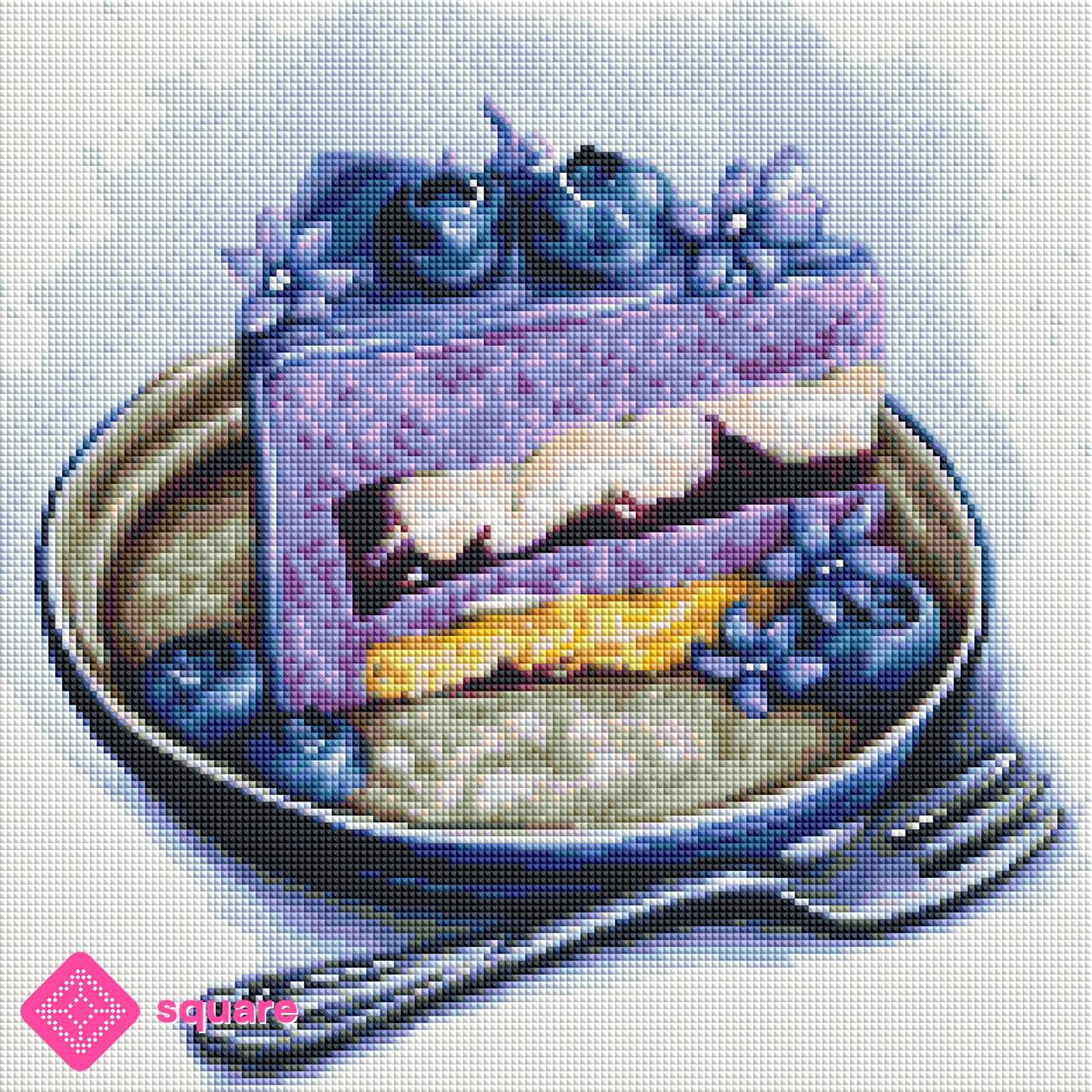 Diamond Painting Vorschau mit kunstvoll dekorierter lila Torte, Blaubeeren und zarten blauen Blüten in funkelnder Steinoptik