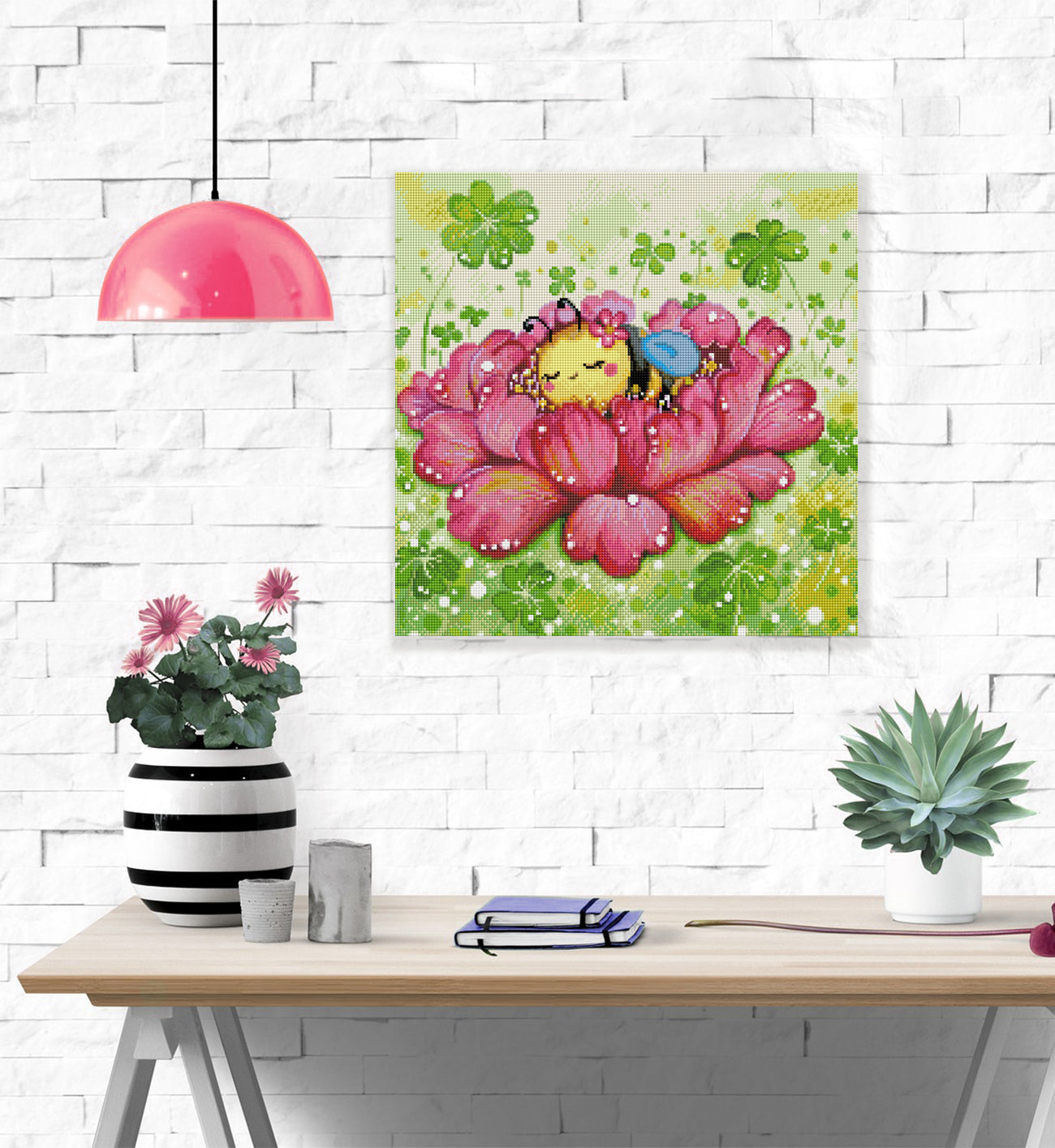 Zauberhaftes Diamond Painting mit schlafender Biene in einer Blüte, umgeben von Kleeblättern, als niedliche und verträumte Wanddekoration