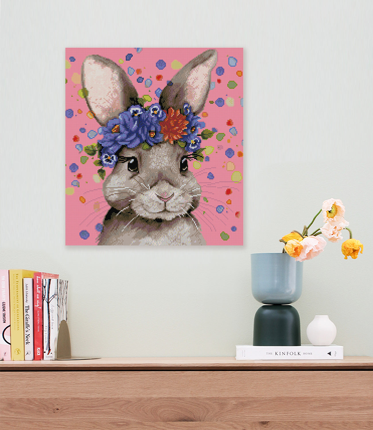 Fröhliches Diamond Painting mit niedlichem Hasen und farbenprächtigem Blumenkranz als verspielte Frühlings- und Sommerdekoration