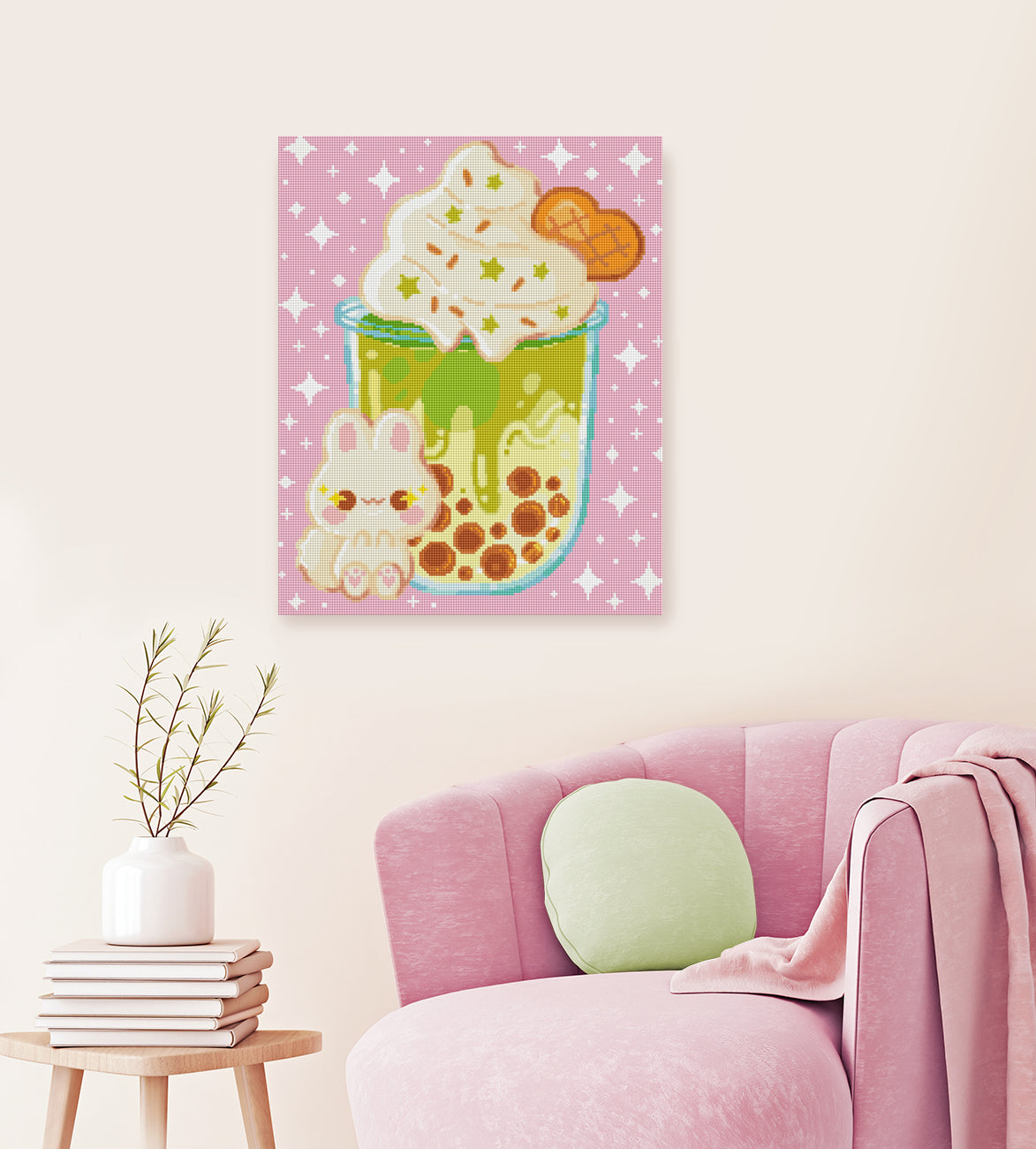Niedliches Diamond Painting mit Häschen und Matcha Latte vor pastellrosa Sternenhintergrund als verspielte Wanddekoration