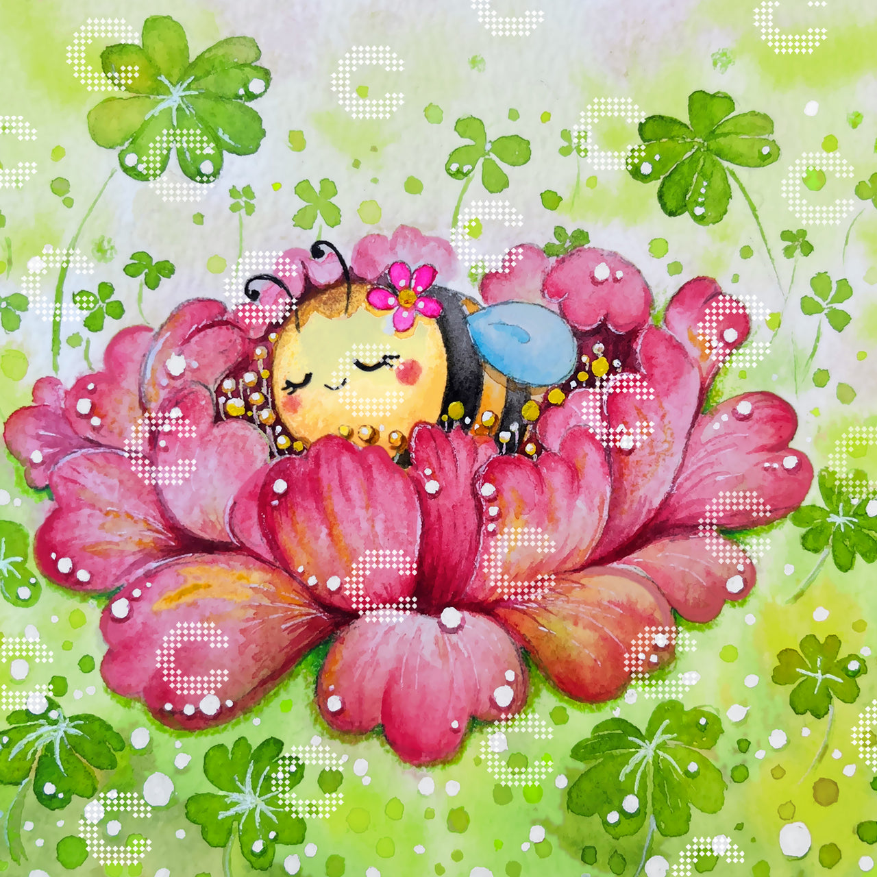 Diamond Painting mit einer kleinen Biene, die mit geschlossenen Augen friedlich im Herzen einer üppigen Blüte ruht, umgeben von grünen Wiesen und Kleeblättern 