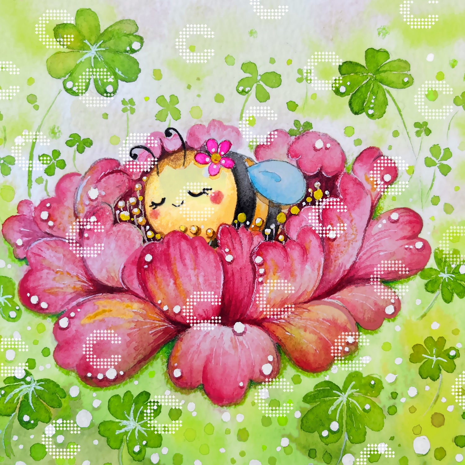 Diamond Painting mit einer kleinen Biene, die mit geschlossenen Augen friedlich im Herzen einer üppigen Blüte ruht, umgeben von grünen Wiesen und Kleeblättern 