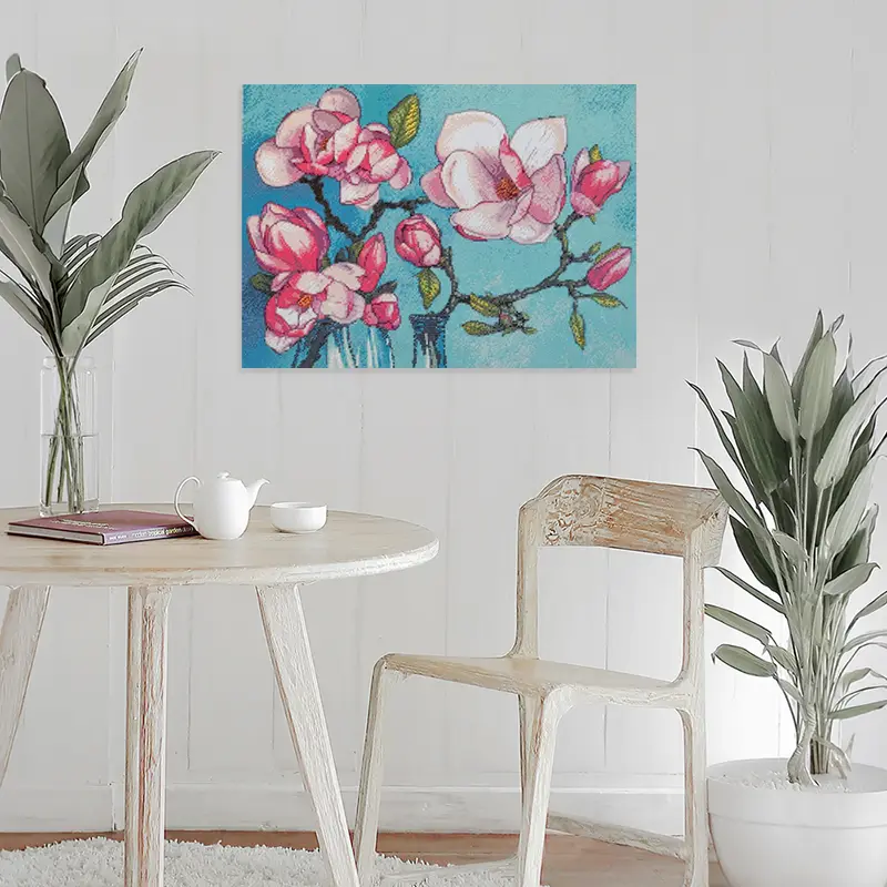 Diamond Painting Bild mit Magnolienast mit vielen Blüten und Knospen in Glasvasen als blumige Wanddeko