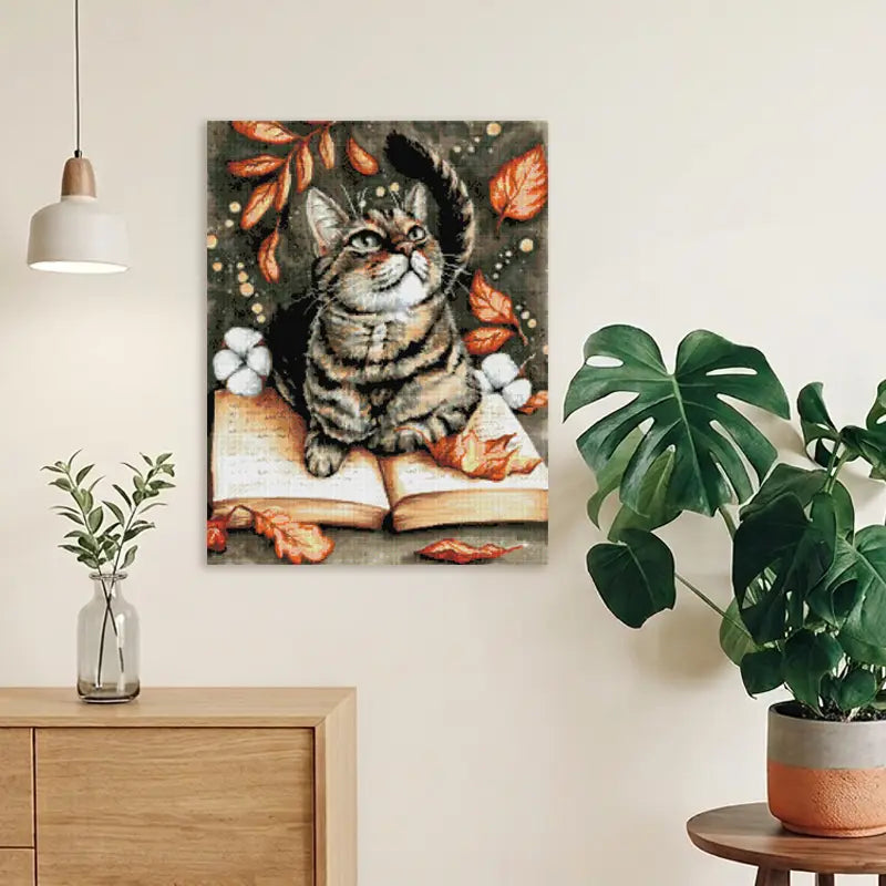 Diamond Painting mit einem herbstlichen Katzenmotiv als Dekoration an der Wand