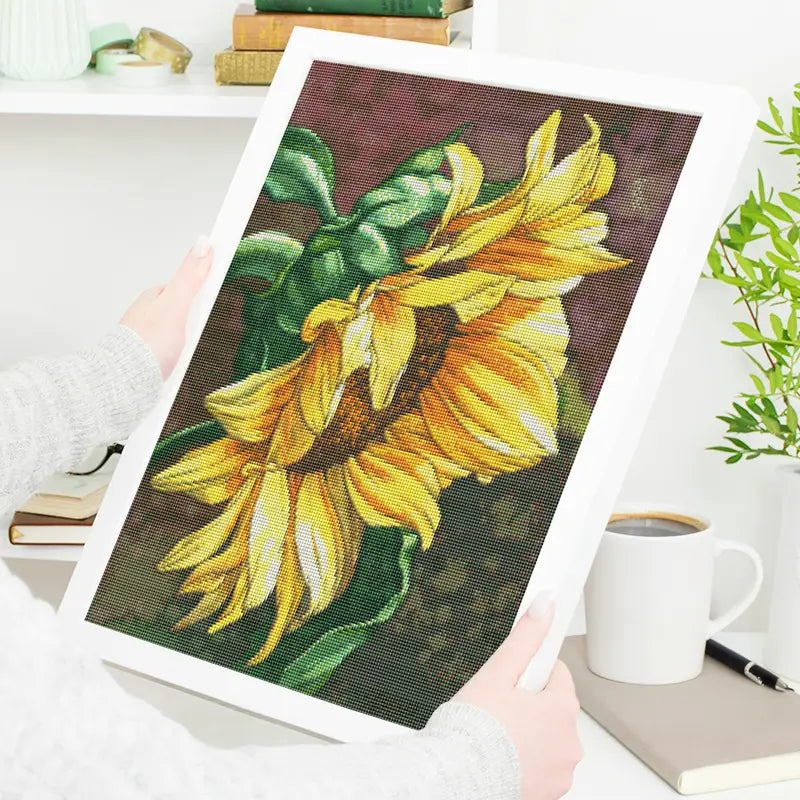 Diamond Painting mit Sonnenblumen Motiv und glitzernden Steinchen als fertiges DIY Kunstwerk im Rahmen